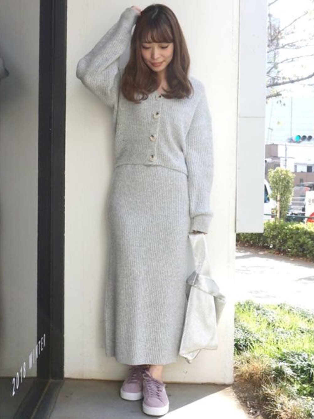 「スニーカー、セットアップ、グレー、PUMA、カジュアルミックス、スニーカー女子、MERCURYDUO(MERCURYDUO)、ゆるコーデ、ニットセットアップ、カラースニーカー」｜「MERCURYDUOの釦付ニットセットアップ（ワンピース、グレー系）」を使った、児玉亜由美さん（レディース・160cm）の秋コーディネートの1枚目の写真
