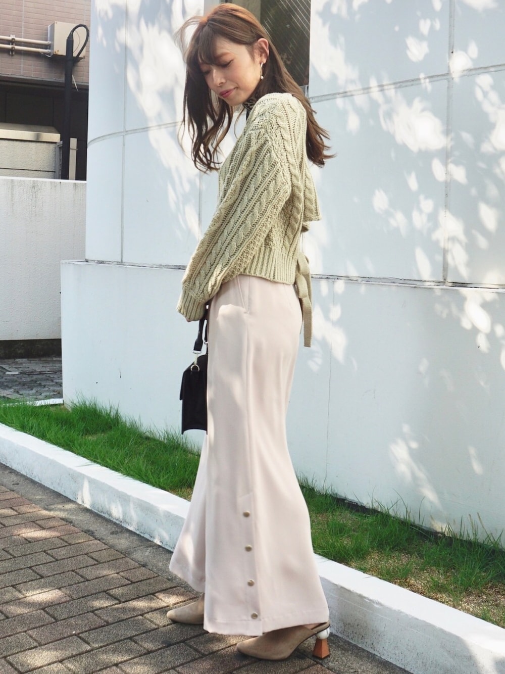 「ケーブルニット、バックリボン、バックシャン、フレアパンツ、ベージュパンツ、MERCURYDUO(MERCURYDUO)、ゆるコーデ、ライムグリーン、バックオープン、バックリボンニット」｜「MERCURYDUOのボタン付サイドスリットワイドパンツ（その他パンツ、ピンク系）」を使った、児玉亜由美さん（レディース・160cm）の秋コーディネートの1枚目の写真