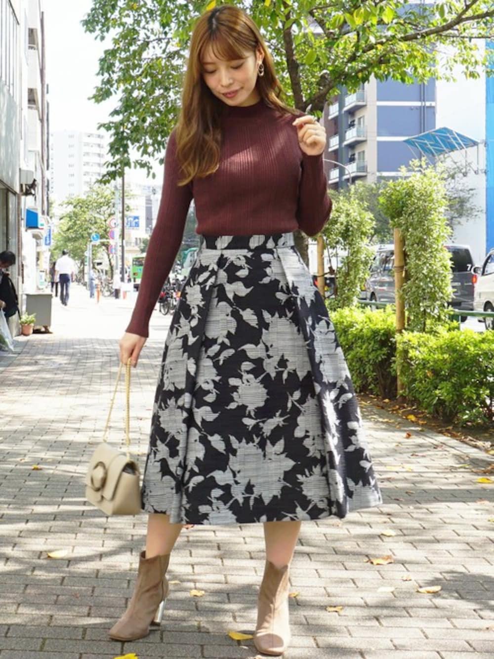 「フレアスカート、タートルニット、ロングスカート、オンオフ兼用、通勤コーデ、花柄スカート、MERCURYDUO(MERCURYDUO)、ブラウンコーデ、コンパクトニット、ブラウンニット」｜「MERCURYDUOのチェンジリブタートルニット（ニット/セーター、ブラウン系）」を使った、児玉亜由美さん（レディース・160cm）の秋コーディネートの1枚目の写真