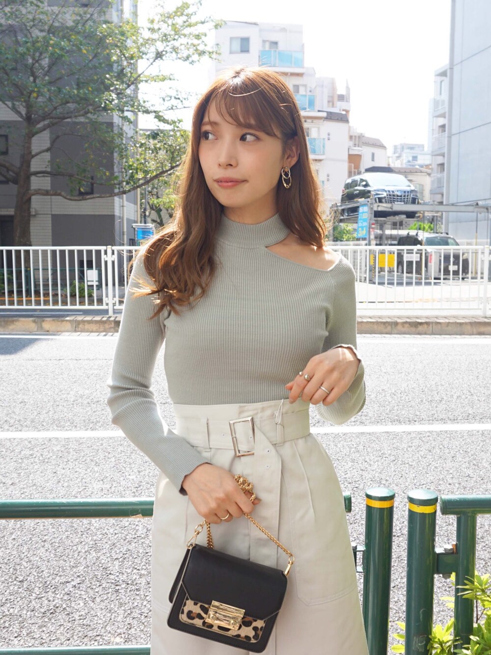 「タイトスカート、Dickies、アイスブルー、ハイネックニット、MERCURYDUO(MERCURYDUO)、ワンショルダー、ハイウエストスカート、秋コーデ、チョーカートップス、ワンショルニット」｜「MERCURYDUOのロングスリーブワンショルスリットニット（ニット/セーター、グリーン系）」を使った、児玉亜由美さん（レディース・160cm）の秋コーディネートの1枚目の写真
