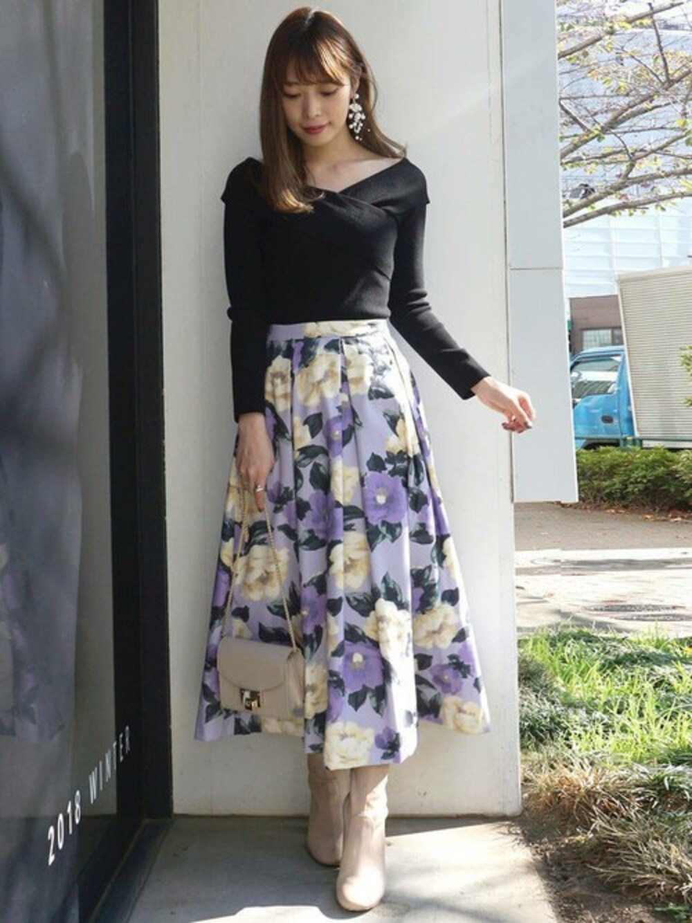 「パールピアス、マキシスカート、ロングスカート、フェミニンスタイル、花柄スカート、黒ニット、MERCURYDUO(MERCURYDUO)、大人フェミニン、コンパクトニット、クロスニット」｜「MERCURYDUOのRNロングスリーブクロスニット（ニット/セーター、ブラック系）」を使った、児玉亜由美さん（レディース・160cm）の秋コーディネートの1枚目の写真