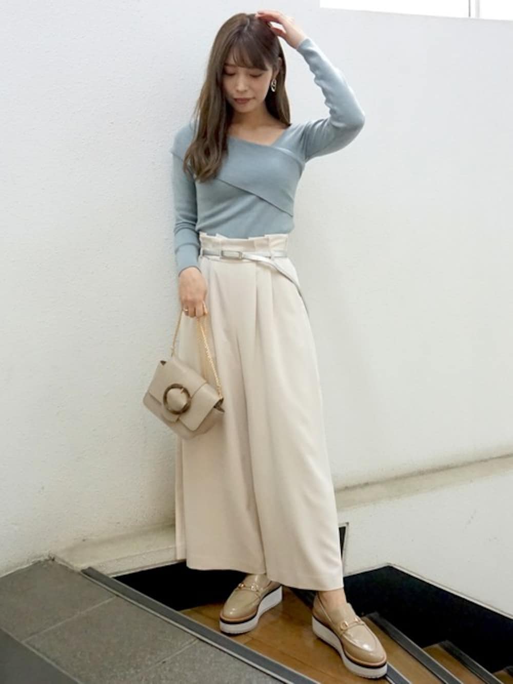 「ワイドパンツ、ミントグリーン、ハイウエストパンツ、アイスブルー、白パンツ、フレアパンツ、MERCURYDUO(MERCURYDUO)、ウエストベルト、カシュクールニット、クロスニット」｜「MERCURYDUOのロングスリーブアシンメトリークロスニット（ニット/セーター、グリーン系）」を使った、児玉亜由美さん（レディース・160cm）の冬コーディネートの1枚目の写真