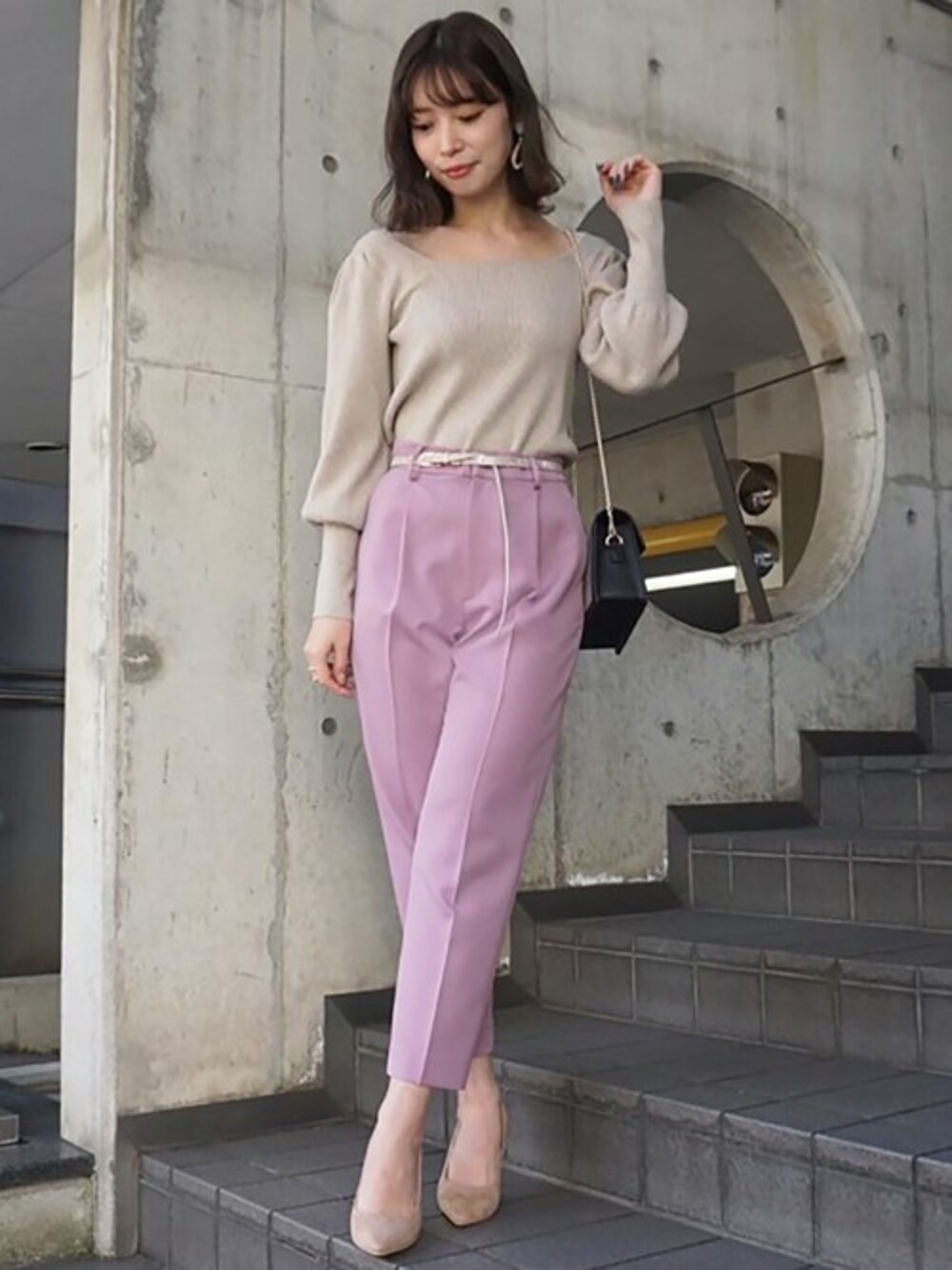 「カラーパンツ、ベージュ、バックリボン、バックシャン、春コーデ、MERCURYDUO(MERCURYDUO)、ピンクパンツ、バックオープン、バックリボンニット」｜「MERCURYDUOの【ZOZO限定】バックリボンボリュームスリーブリブニット（ニット/セーター、ベージュ系）」を使った、児玉亜由美さん（レディース・160cm）の冬コーディネートの1枚目の写真