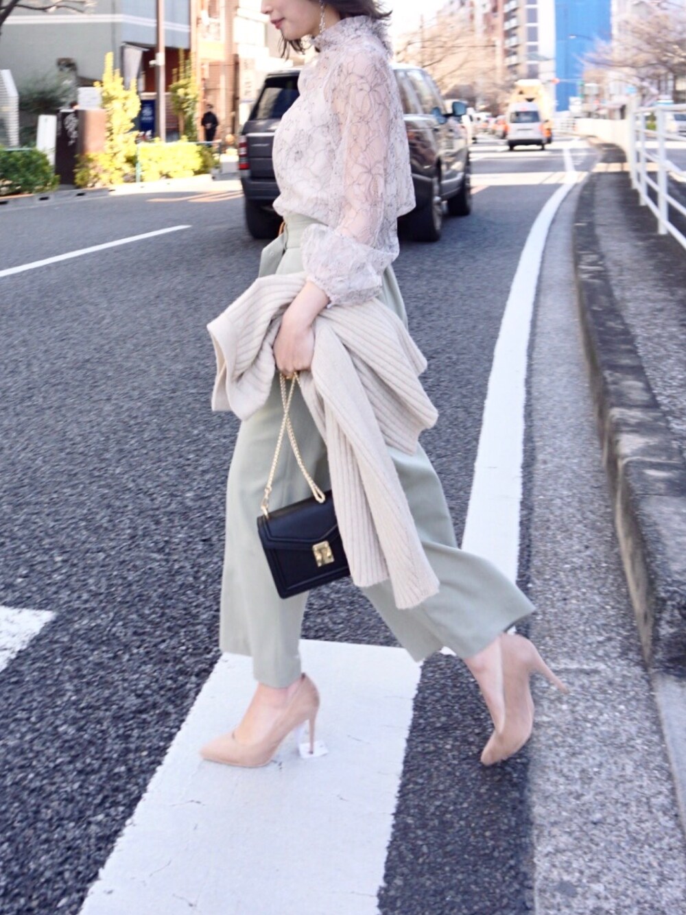 「パンプス、ベージュ、ワイドパンツ、ミントグリーン、ハイウエストパンツ、春コーデ、MERCURYDUO(MERCURYDUO)、レースブラウス、ブラウスコーデ、配色レース」｜「MERCURYDUOのインナーキャミ付レースブラウス（シャツ/ブラウス、ベージュ系）」を使った、児玉亜由美さん（レディース・160cm）の冬コーディネートの1枚目の写真