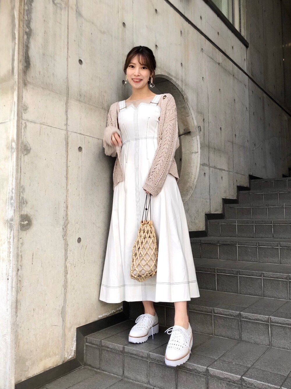 「ワンピース、ベージュ、ジャンスカ、ジャンパースカート、ホワイトコーデ、ロングワンピース、MERCURYDUO(MERCURYDUO)、フレアワンピース、透かし編みカーディガン、ステッチ」｜「MERCURYDUOのカラーステッチジャンスカ（ジャンパースカート、ホワイト系）」を使った、児玉亜由美さん（レディース・160cm）の春コーディネートの1枚目の写真
