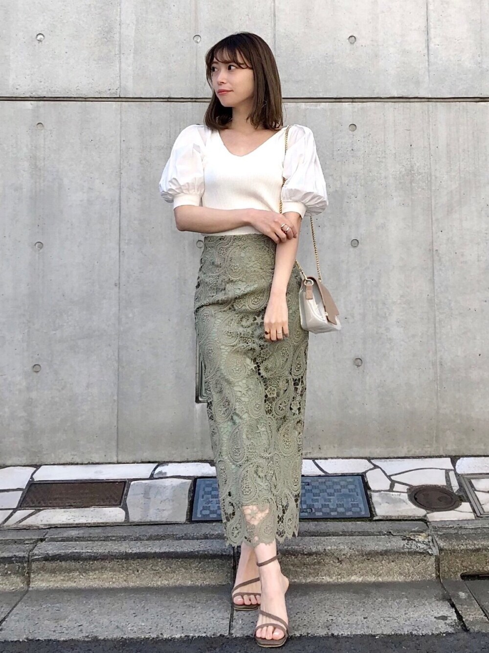 「MERCURYDUO(MERCURYDUO)、レーススカート、タイトスカート、ペイズリー、ボリューム袖、大人フェミニン、デートコーデ、カジュアルミックス、通勤コーデ」｜「MERCURYDUOのタイプライタースリーブチェンジリブニット（ニット/セーター、ホワイト系）」を使った、児玉亜由美さん（レディース・160cm）の春コーディネートの1枚目の写真