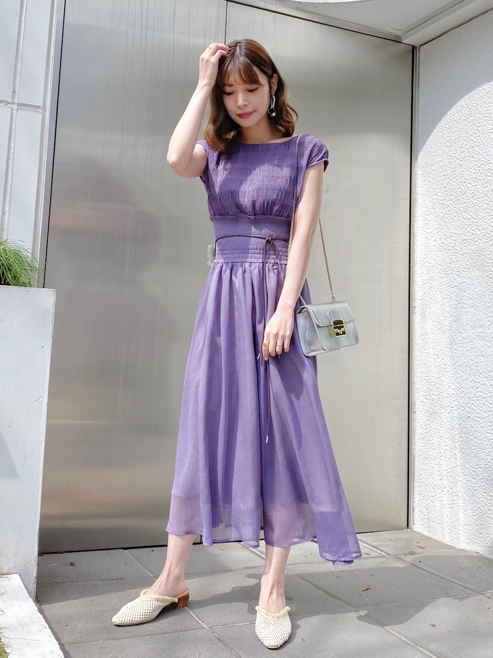「ワンピース、結婚式、ウエストマーク、ドレス、パープル、結婚式二次会スタイル、MERCURYDUO(MERCURYDUO)、結婚式コーデ、ウエストシャーリング、プリーツワンピース」｜「MERCURYDUOのマジョリカプリーツドレス（ワンピース、パープル系）」を使った、児玉亜由美さん（レディース・160cm）の春コーディネートの1枚目の写真