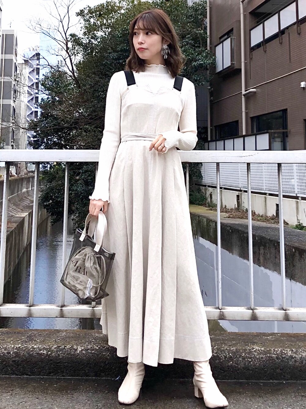 「ワントーンコーデ、ジャンスカ、タートルネック、ジャンパースカート、ベージュコーデ、春コーデ、カジュアルミックス、アイボリー、MERCURYDUO(MERCURYDUO)、メロー」｜「MERCURYDUOのカラーステッチジャンスカ（ジャンパースカート、ホワイト系）」を使った、児玉亜由美さん（レディース・160cm）の春コーディネートの1枚目の写真