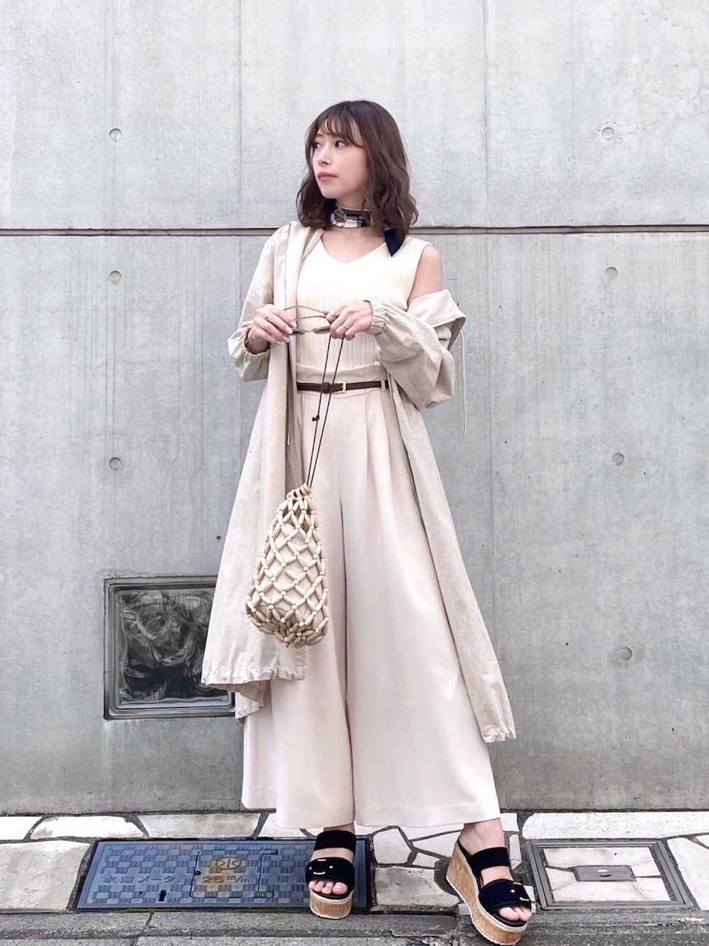 「マウンテンパーカー、ワントーンコーデ、スカーフ、大人カジュアル、フレアパンツ、ベージュコーデ、カジュアルミックス、MERCURYDUO(MERCURYDUO)、厚底サンダル、スカーフアレンジ」｜「MERCURYDUOのベルト付タックフレアパンツ（その他パンツ、ホワイト系）」を使った、児玉亜由美さん（レディース・160cm）の春コーディネートの1枚目の写真