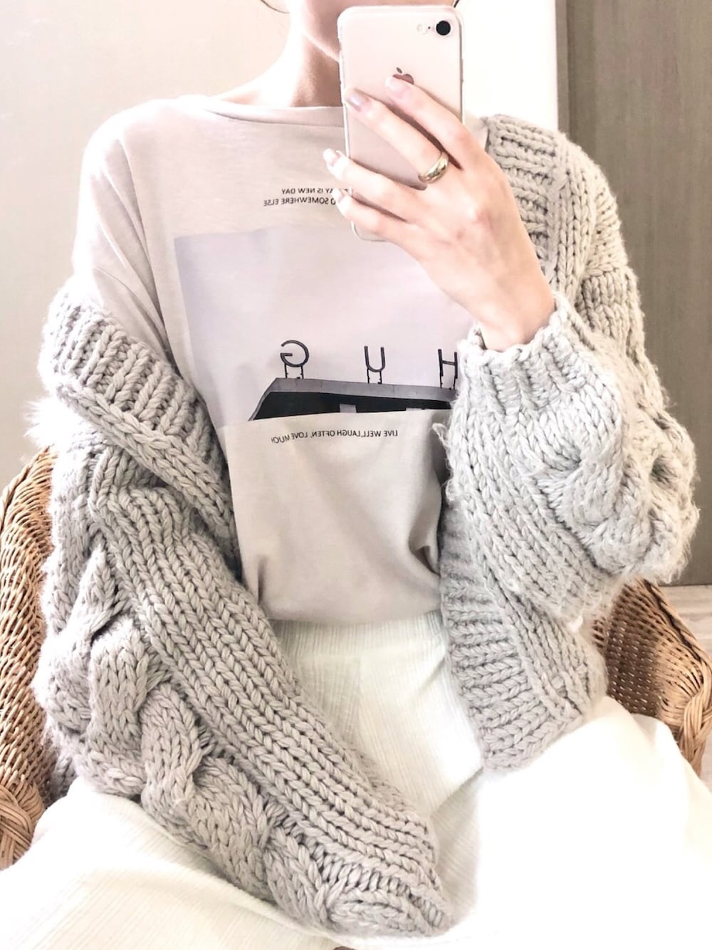「MERCURYDUO(MERCURYDUO)、お家コーデ、おうちファッション、おうちスタイル、おうち時間、Tシャツ、フォトT、ニットパンツ、ニットガウン、ゆるコーデ」｜「MERCURYDUOのフォトTシャツ（Tシャツ/カットソー、ベージュ系）」を使った、児玉亜由美さん（レディース・160cm）の春コーディネートの1枚目の写真