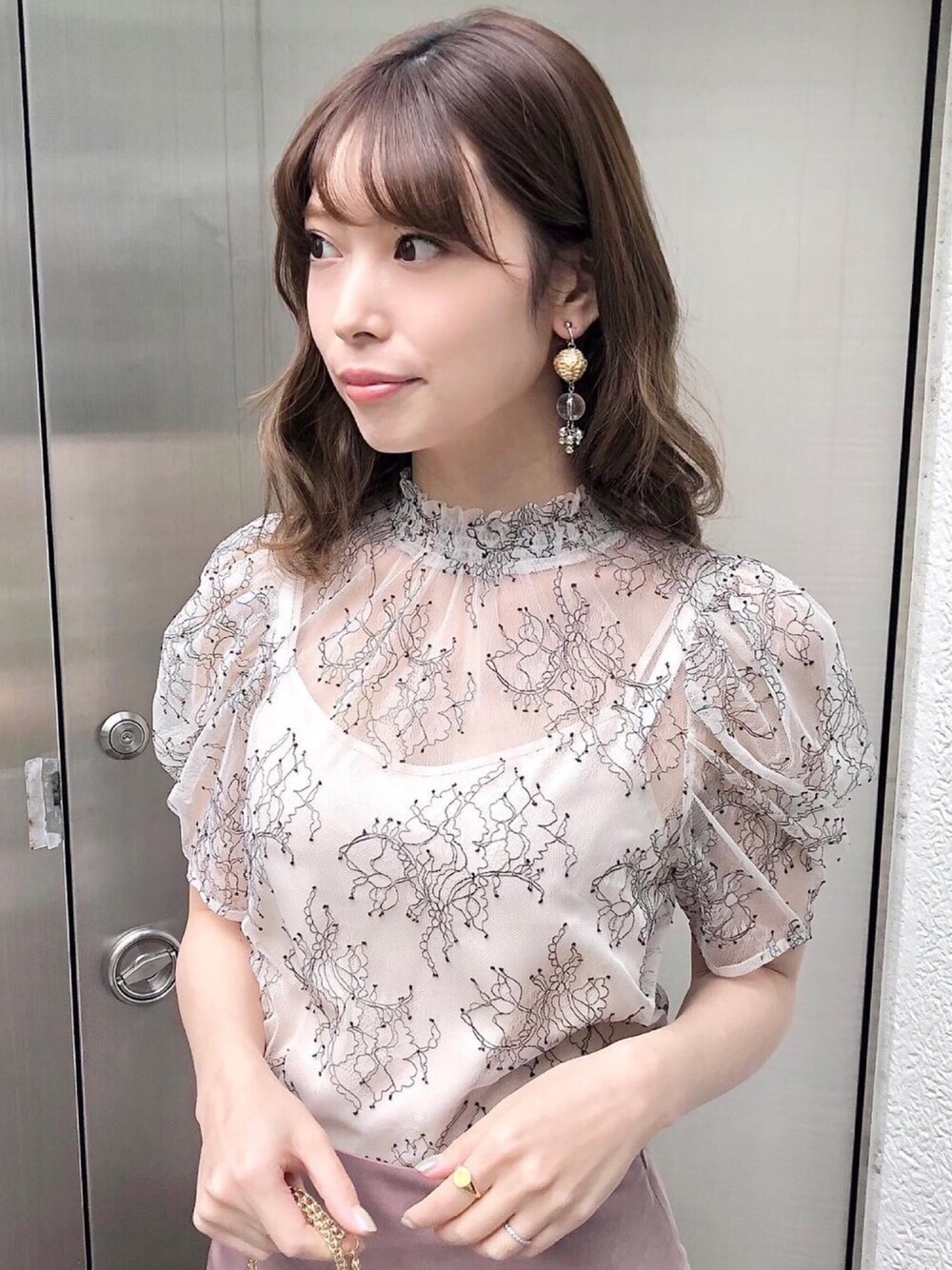 「キレイめ、フェミニン、透け感、春コーデ、MERCURYDUO(MERCURYDUO)、透けトップス、レースブラウス、大人フェミニン、サテンスカート、ブラウスコーデ」｜「MERCURYDUOのコードレースパワショルブラウス（シャツ/ブラウス、ベージュ系）」を使った、児玉亜由美さん（レディース・160cm）の春コーディネートの1枚目の写真