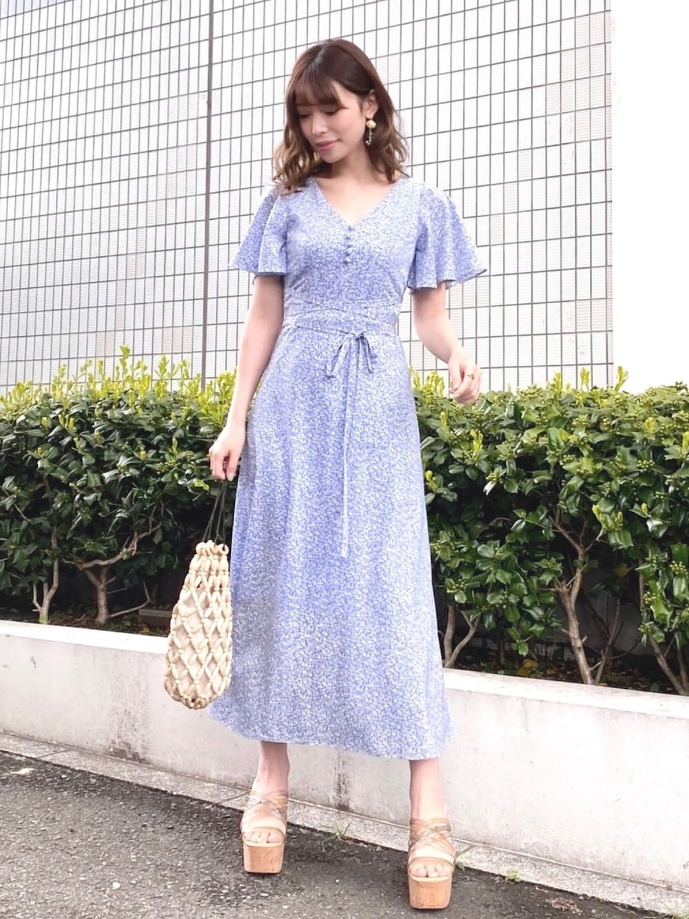 「ワンピース、フィットアンドフレア、ウエストマーク、アイスブルー、ロングワンピース、花柄ワンピース、MERCURYDUO(MERCURYDUO)、フレア袖、大人フェミニン、sweetコラボ」｜「MERCURYDUOの【Sweet×MERCURYDUO】小花柄ナローワンピース（ワンピース、ブルー系）」を使った、児玉亜由美さん（レディース・160cm）の春コーディネートの1枚目の写真