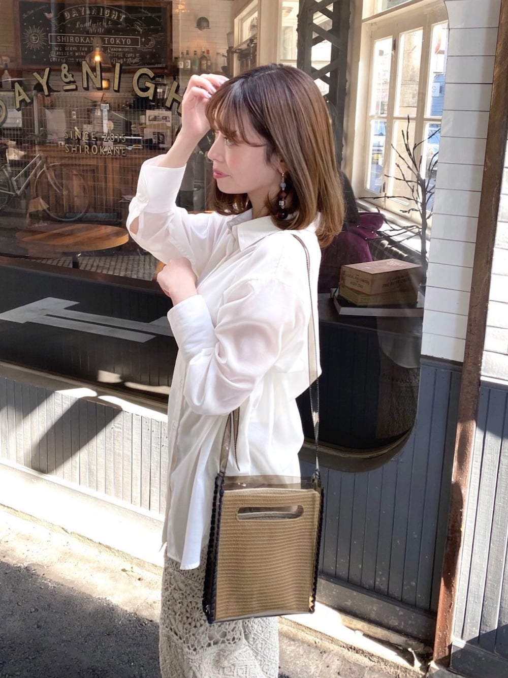 「大人カジュアル、ニットパンツ、透け感、かごバッグ、シアーシャツ、MERCURYDUO(MERCURYDUO)、クリアバッグ、クロシェ、透けシャツ、クロシェパンツ」｜「MERCURYDUOのスパンボイルシアーシャツ（シャツ/ブラウス、ホワイト系）」を使った、児玉亜由美さん（レディース・160cm）の春コーディネートの1枚目の写真