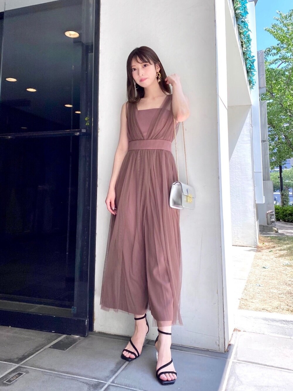 「MERCURYDUO(MERCURYDUO)、チュールワンピ、ロンパース、ブラウンコーデ、お呼ばれスタイル、オケージョン、結婚式、大人コーデ、大人フェミニン」｜「MERCURYDUOのチュールドッキングロンパース（ドレス、ブラウン系）」を使った、児玉亜由美さん（レディース・160cm）の夏コーディネートの1枚目の写真
