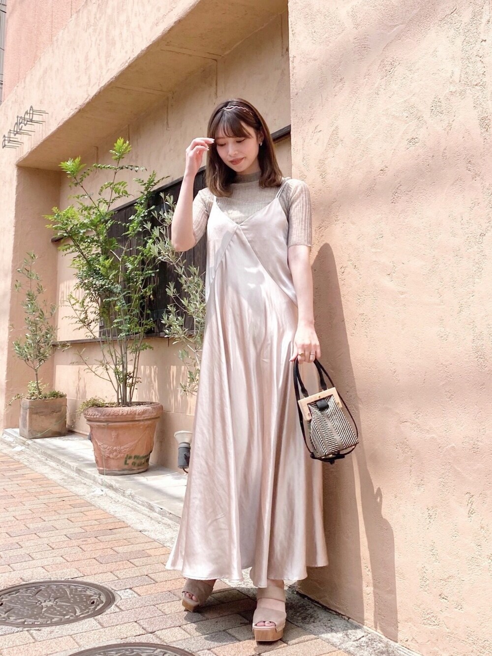 「MERCURYDUO(MERCURYDUO)、2020AW、秋コーデ、サテンワンピース、キャミワンピ、ベージュコーデ、ワントーンコーデ、シアーニット、透けトップス、カチューシャ」｜「MERCURYDUOの5分袖シアーリブニット（ニット/セーター、グレー系）」を使った、児玉亜由美さん（レディース・160cm）の夏コーディネートの1枚目の写真