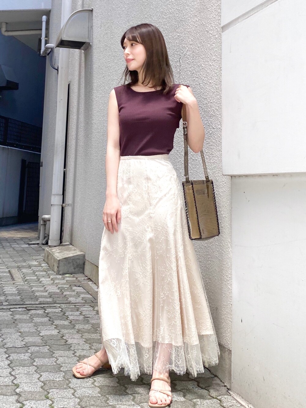 「大人カジュアル、ロングスカート、バックシャン、レーススカート、マーメイドスカート、夏コーデ、MERCURYDUO(MERCURYDUO)、ブラウンコーデ、バックオープン、大人フェミニン」｜「MERCURYDUOのバックシャンデザインカットソー（Tシャツ/カットソー、ブラウン系）」を使った、児玉亜由美さん（レディース・160cm）の夏コーディネートの1枚目の写真