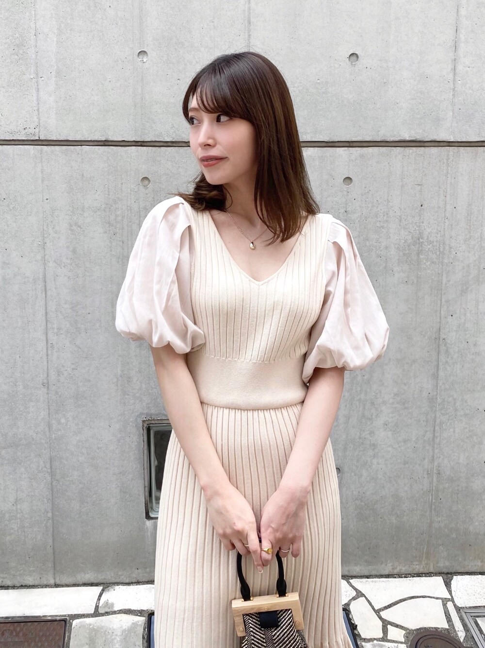 「ワンピース、ニットワンピース、ウエストマーク、マーメイドスカート、MERCURYDUO(MERCURYDUO)、パフスリーブ、パワショル、大人フェミニン、ボリューム袖」｜「MERCURYDUOの異素材バルーン袖ニットワンピース（ワンピース、ベージュ系）」を使った、児玉亜由美さん（レディース・160cm）の夏コーディネートの1枚目の写真