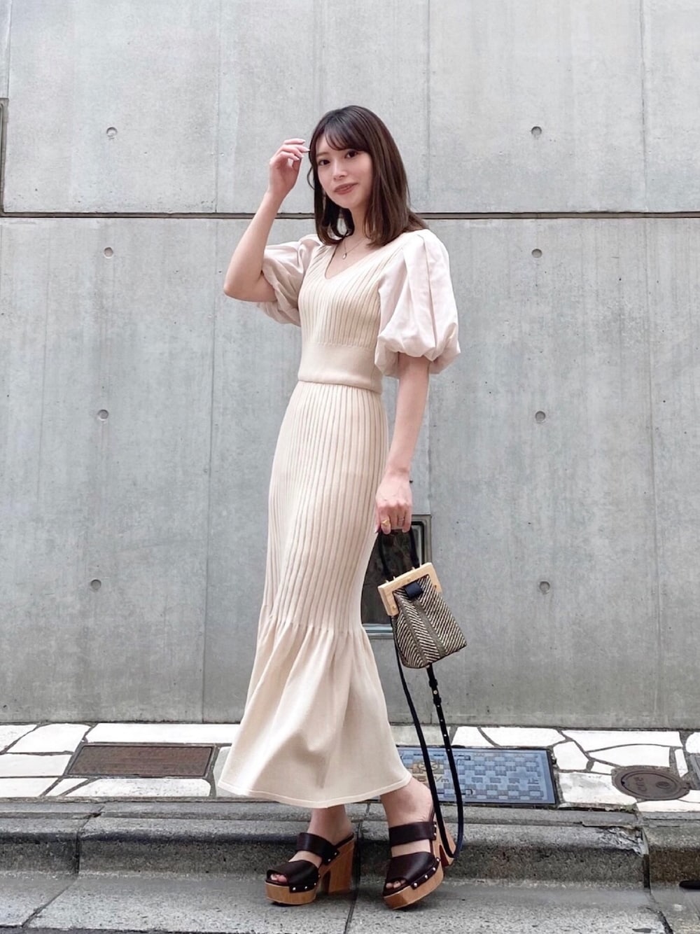 「MERCURYDUO(MERCURYDUO)、ワンピース、ロングワンピース、マーメイドワンピース、パフスリーブ、パワーショルダー、ボリューム袖、白ワンピース、ウエストマーク、大人フェミニン」｜「MERCURYDUOの異素材バルーン袖ニットワンピース（ワンピース、ベージュ系）」を使った、児玉亜由美さん（レディース・160cm）の夏コーディネートの1枚目の写真