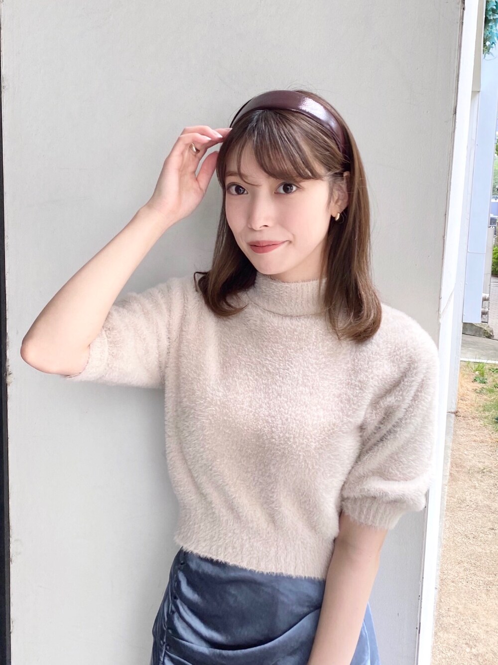 「ブルー、レトロ、カチューシャ、ふわふわニット、マーメイドスカート、シャギーニット、MERCURYDUO(MERCURYDUO)、大人フェミニン、秋コーデ、サテンスカート」｜「MERCURYDUOのミニシャギーハーフスリーブニット（ニット/セーター、ベージュ系）」を使った、児玉亜由美さん（レディース・160cm）の夏コーディネートの1枚目の写真