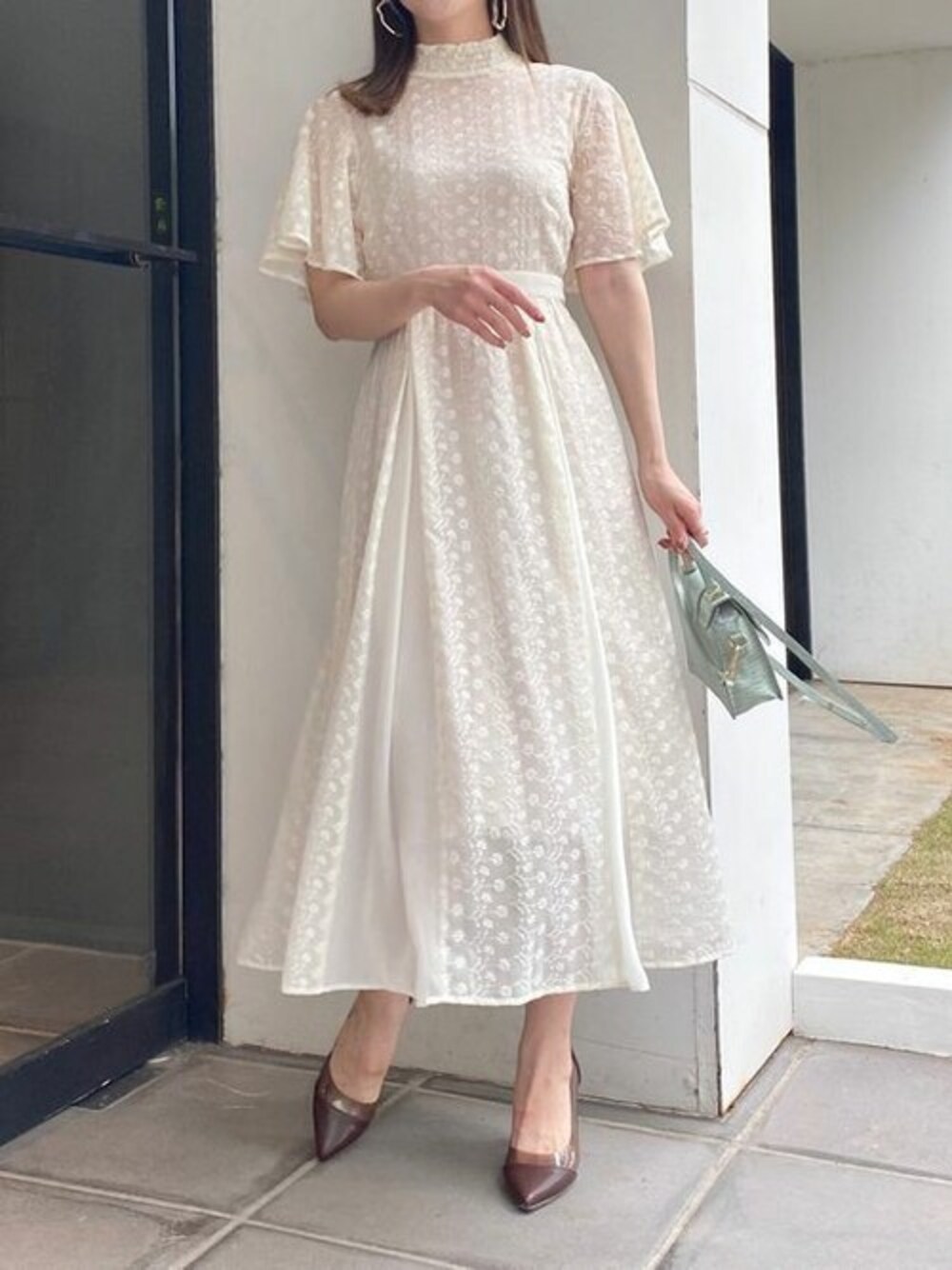 「きれいめコーディネート、結婚式、ドレス、大人コーデ、結婚式二次会スタイル、MERCURYDUO(MERCURYDUO)、マーキュリーデュオ(MERCURYDUO)」｜「MERCURYDUOのシフォンドッキングエンブロイダリードレス（ドレス、ホワイト系）」を使った、児玉亜由美さん（レディース・160cm）の秋コーディネートの1枚目の写真
