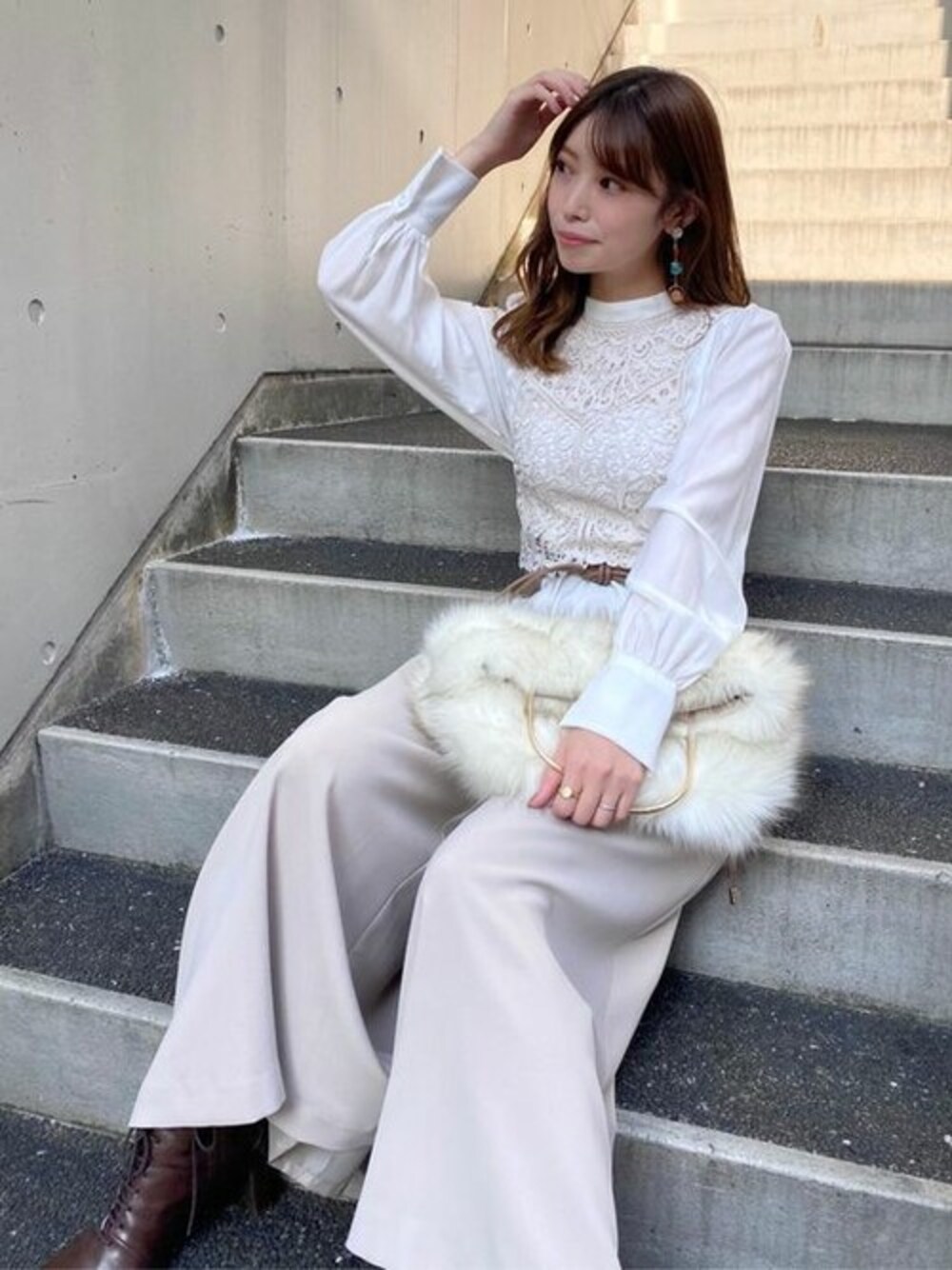 「キレイめ、大人コーデ、パンツスタイル、オフィスカジュアル、MERCURYDUO(MERCURYDUO)、マーキュリーデュオ(MERCURYDUO)」｜「MERCURYDUOのレースジレ切替ハイネックブラウス（シャツ/ブラウス、ホワイト系）」を使った、児玉亜由美さん（レディース・160cm）の秋コーディネートの1枚目の写真