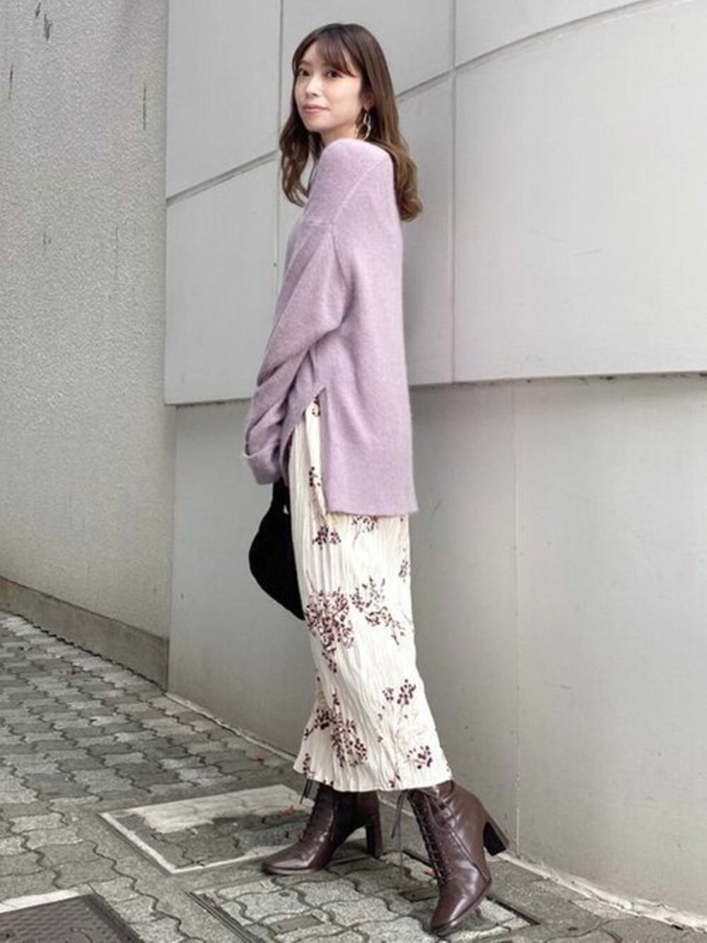 「タイトスカート、ニット、花柄、大人カジュアル、ガーリー、大人コーデ、MERCURYDUO(MERCURYDUO)、マーキュリーデュオ(MERCURYDUO)、大人ガーリー、秋コーデ」｜「MERCURYDUOのラクーンクルーネックニット（ニット/セーター、パープル系）」を使った、児玉亜由美さん（レディース・160cm）の秋コーディネートの1枚目の写真