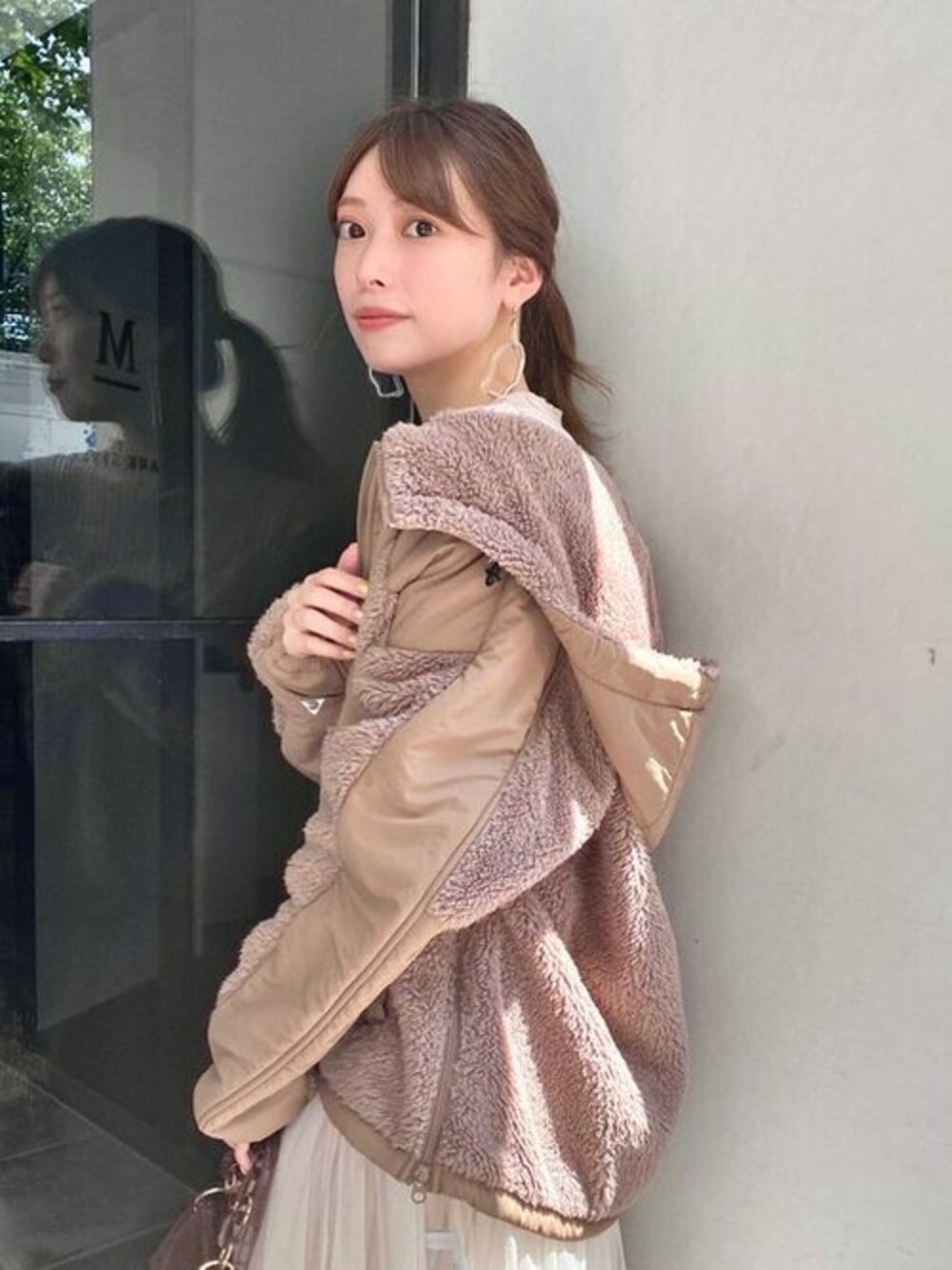「カジュアル、ボア、大人カジュアル、カジュアルコーデ、MERCURYDUO(MERCURYDUO)、マーキュリーデュオ(MERCURYDUO)」｜「MERCURYDUOの【GERRY別注】ナイロンブロッキングボアブルゾン（ブルゾン、ブラウン系）」を使った、児玉亜由美さん（レディース・160cm）の秋コーディネートの1枚目の写真