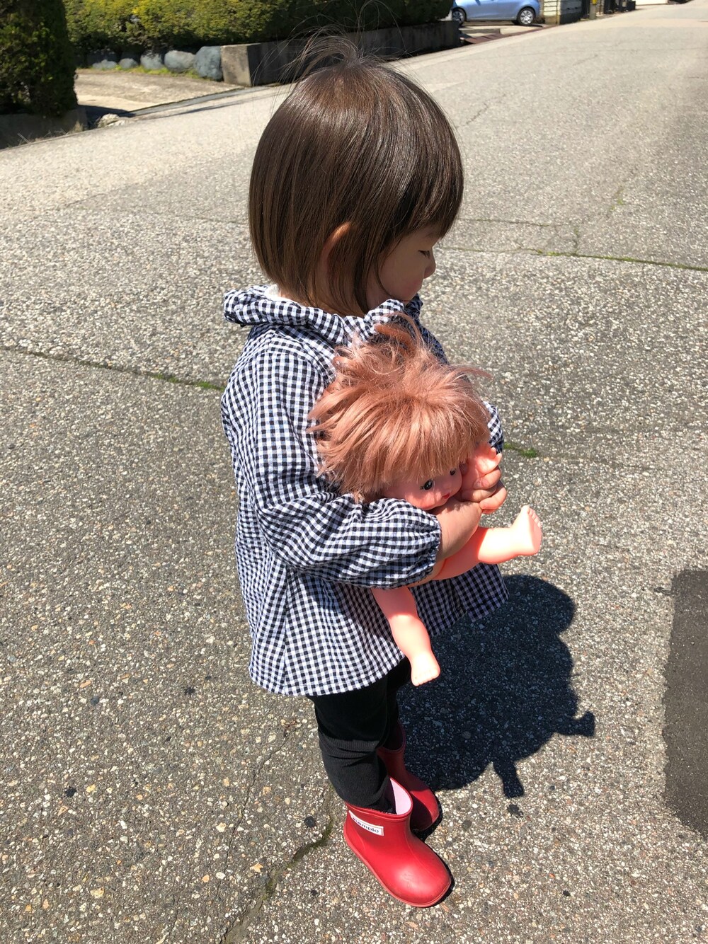 「お散歩、長靴」｜「韓国子供服のアイテム（シャツ/ブラウス、ブラック系）」を使った、ゆずぴさん（キッズ・70cm）の春コーディネートの1枚目の写真