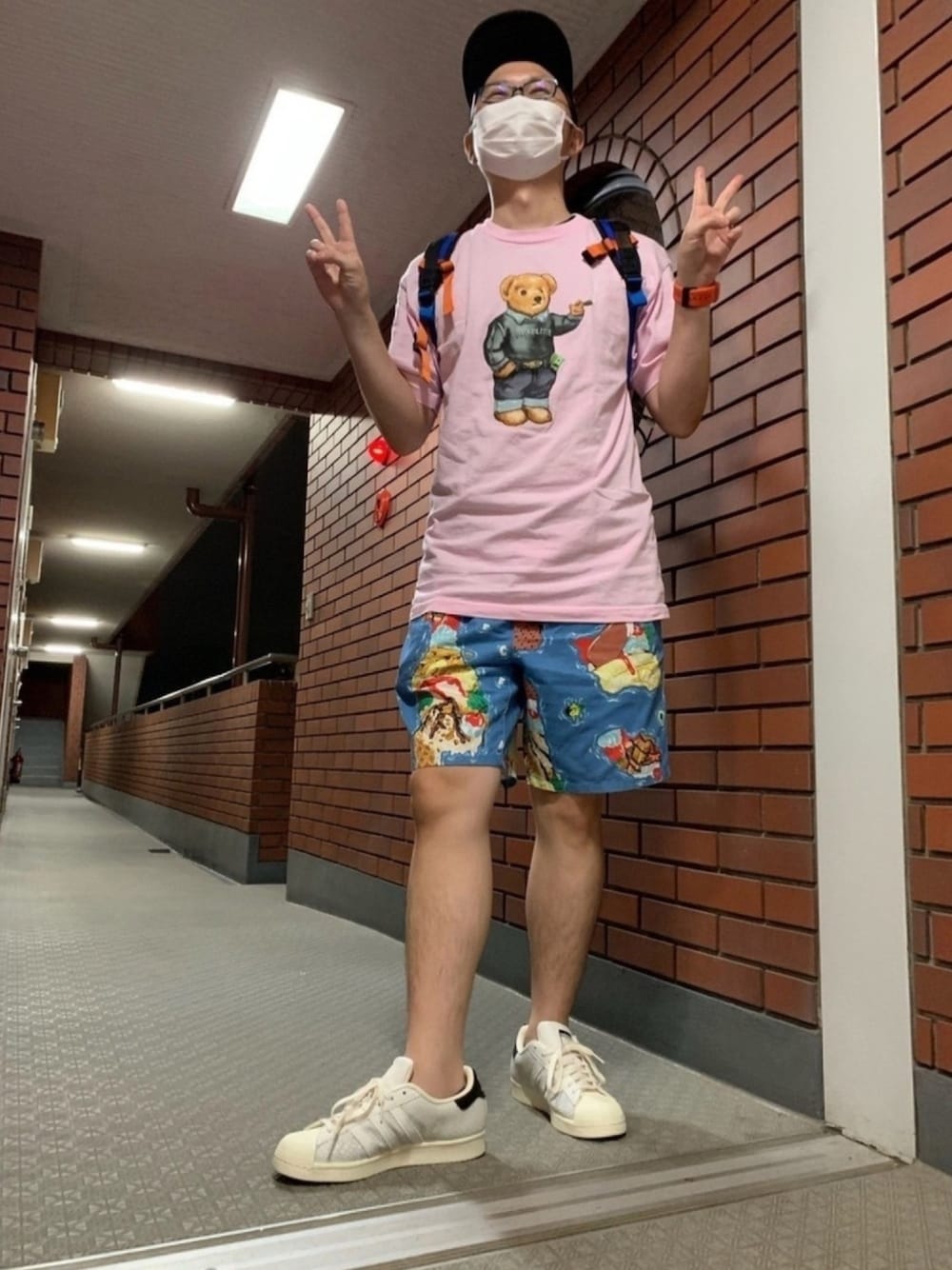 「白スニーカー、ピンクTシャツ」｜「DEADLINEのアイテム（Tシャツ/カットソー、ピンク系）」を使った、からあげシェイク2さん（メンズ・175cm）の秋コーディネートの1枚目の写真
