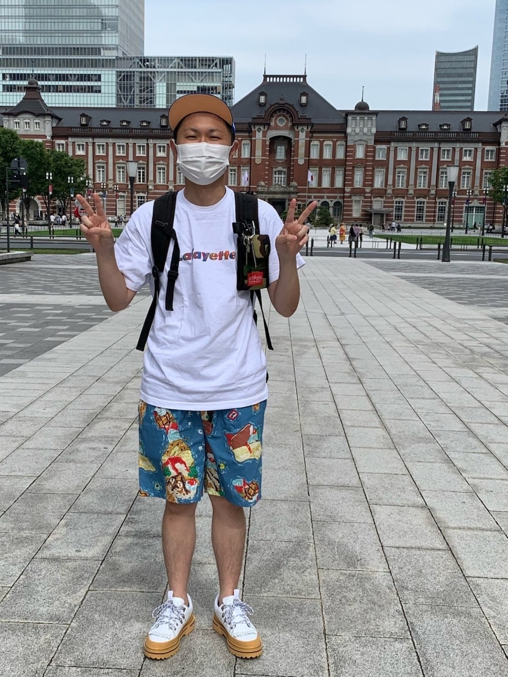 「Tシャツ、青、白Tシャツ、白スニーカー、半ズボン、これが私をアゲる服、スニーカー、lafayette、マウンテンスニーカー、ショートパンツ」｜「Lafayetteのアイテム（Tシャツ/カットソー、ホワイト系）」を使った、からあげシェイク2さん（メンズ・175cm）の春コーディネートの1枚目の写真