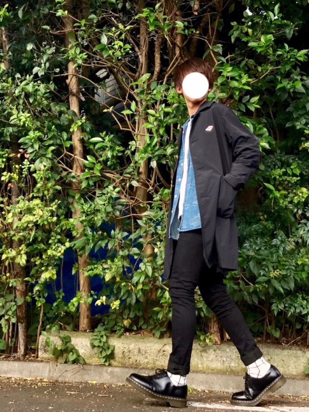 ブラック系のステンカラーコート、ブルー系のシャツ/ブラウス、ホワイト系のTシャツ/カットソーを着用したメンズの秋コーディネートの1枚目の写真