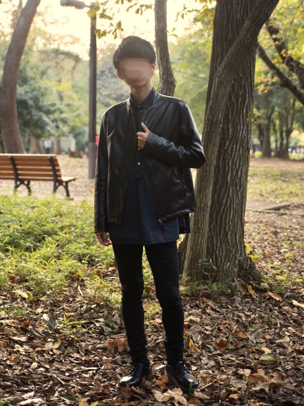 ブラック系のライダースジャケット、ブルー系のシャツ/ブラウス、ブラック系のデニムパンツを着用したメンズの秋コーディネートの1枚目の写真