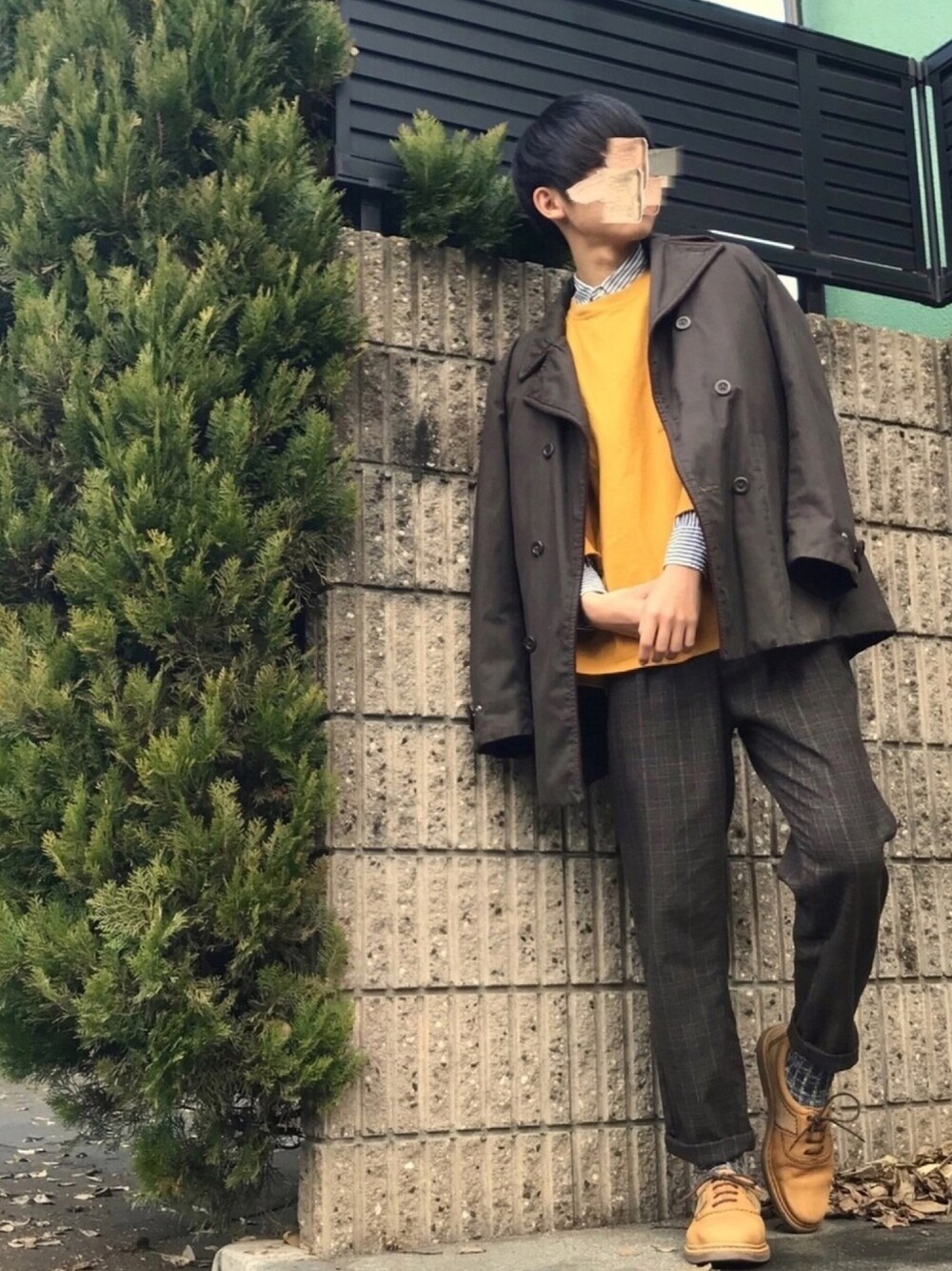 ブルー系のシャツ/ブラウス、イエロー系のTシャツ/カットソー、ベージュ系のドレスシューズを着用したメンズの冬コーディネートの1枚目の写真