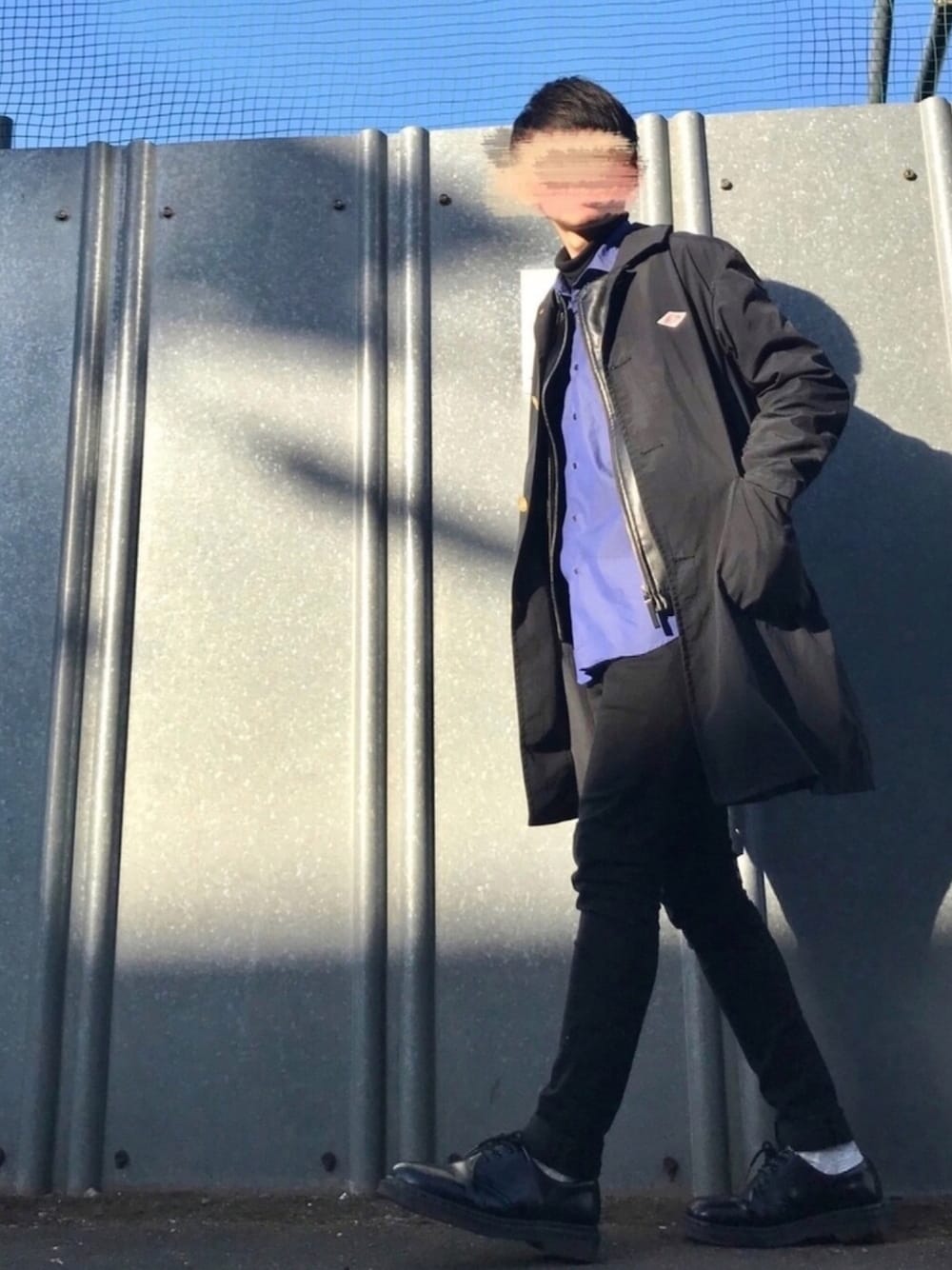 ブルー系のシャツ/ブラウス、ブラック系のライダースジャケット、ブラック系のステンカラーコートを着用したメンズの冬コーディネートの1枚目の写真