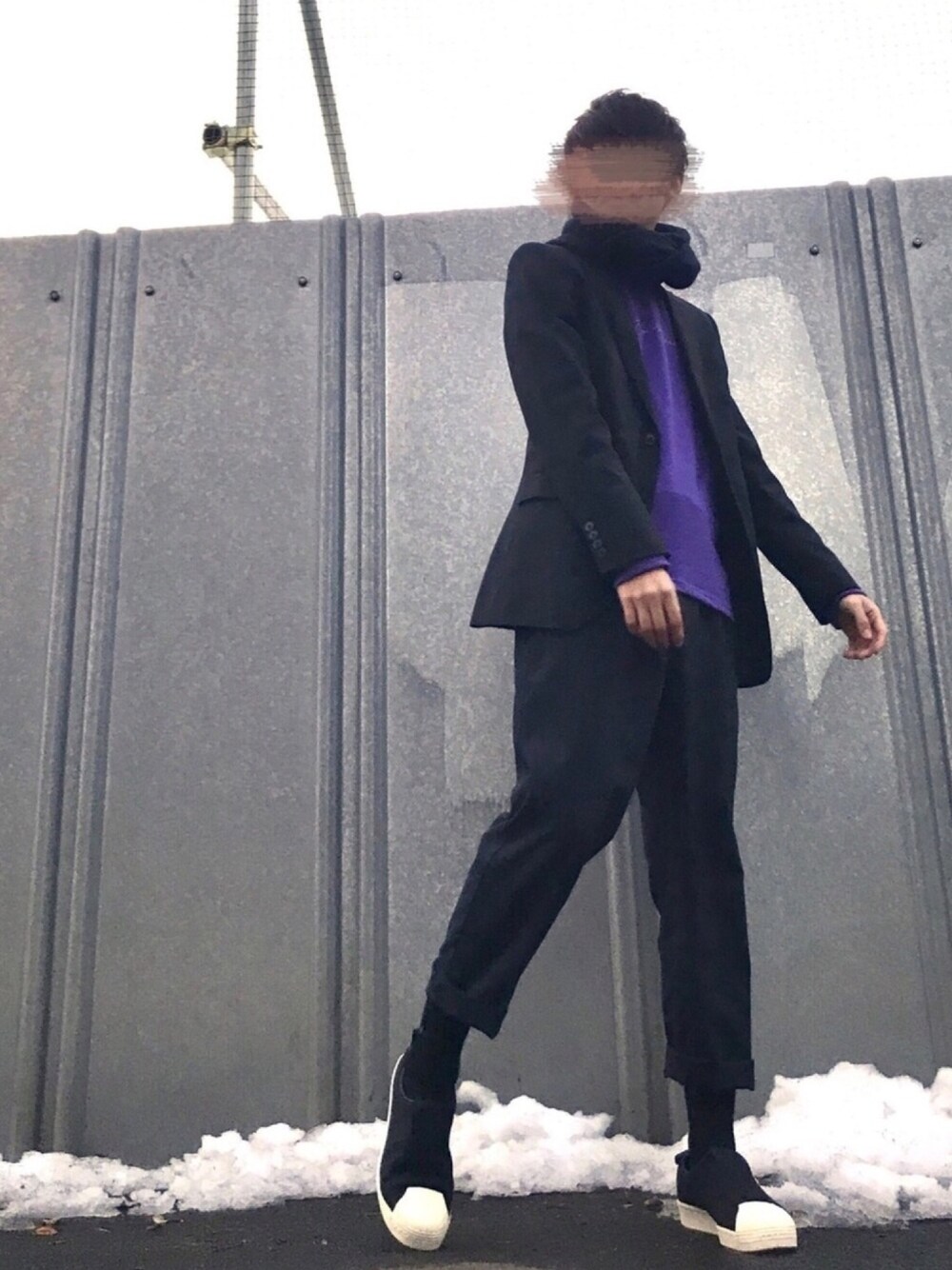 ブラック系のスニーカー、ブラック系のテーラードジャケット、パープル系のTシャツ/カットソーを着用したメンズの冬コーディネートの1枚目の写真