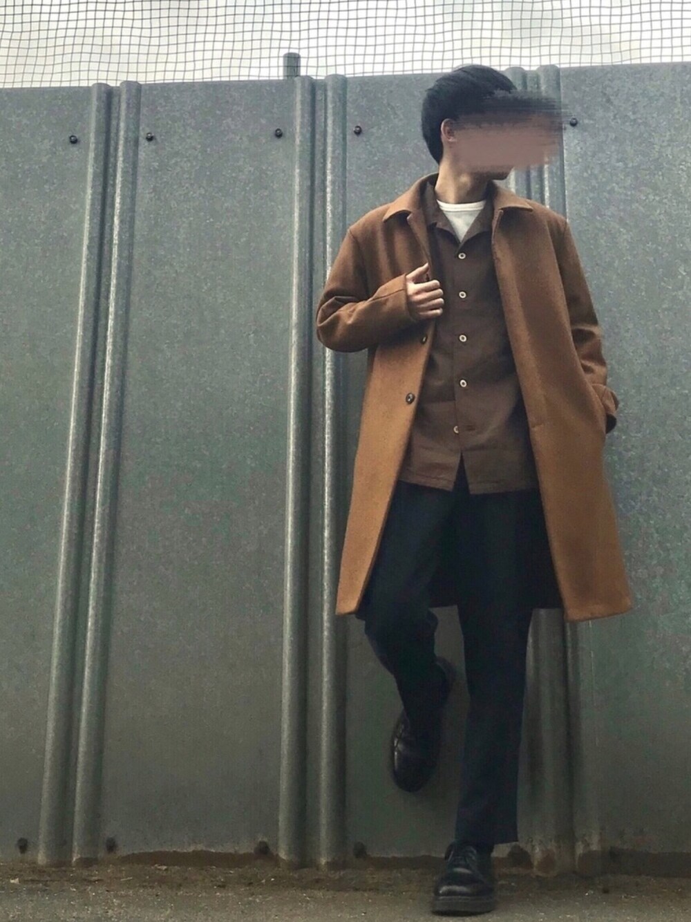 ブラウン系のシャツ/ブラウス、ホワイト系のスウェット、ブラック系のその他パンツを着用したメンズの冬コーディネートの1枚目の写真