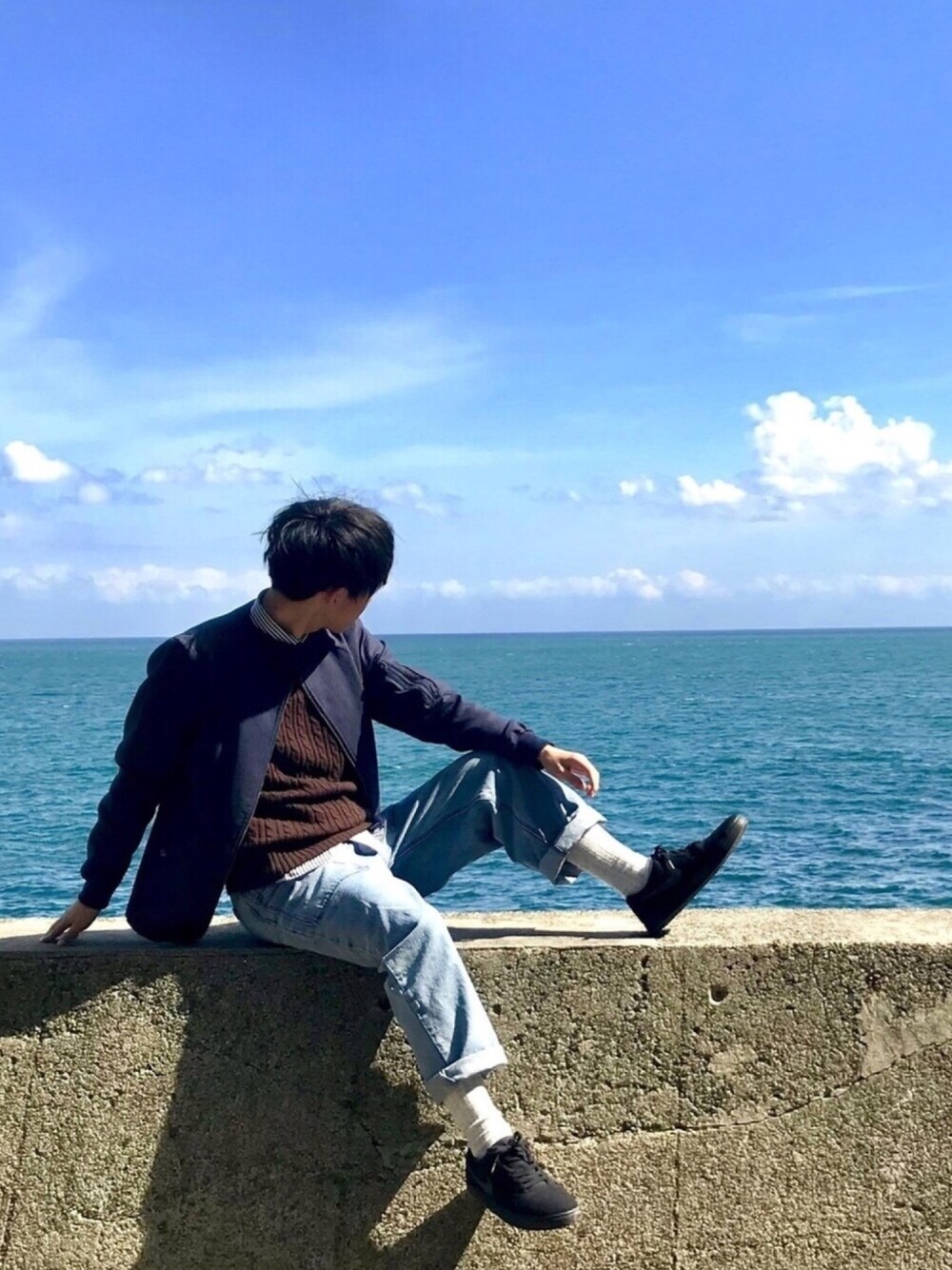 ブラウン系のニット/セーター、ブルー系のシャツ/ブラウス、ブルー系のブルゾンを着用したメンズの春コーディネートの1枚目の写真