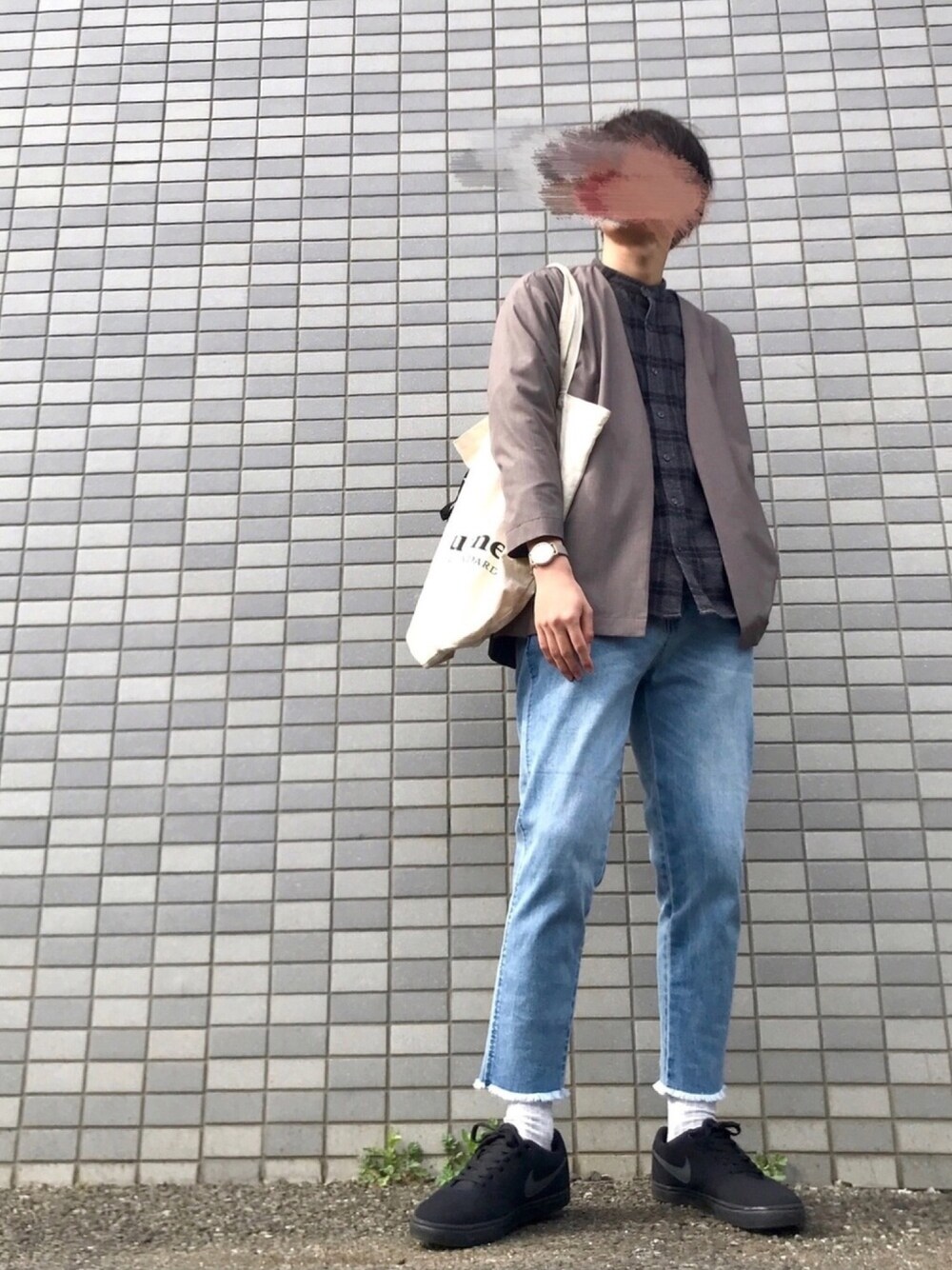 ブルー系のデニムパンツ、ホワイト系のトートバッグ、ベージュ系のその他アウターを着用したメンズの春コーディネートの1枚目の写真