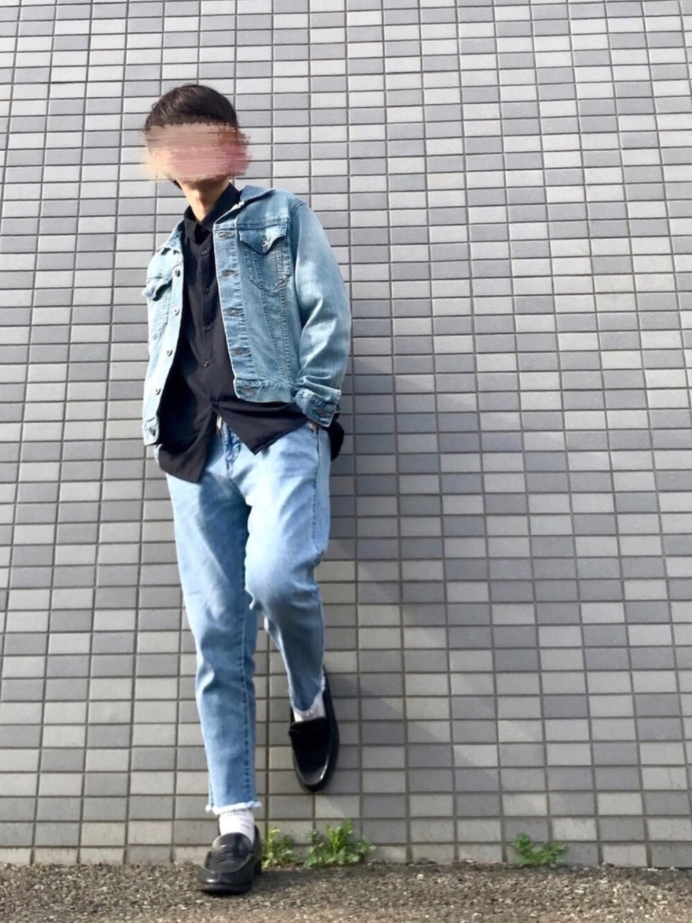 ブルー系のデニムジャケット、ブラック系のシャツ/ブラウス、ブルー系のデニムパンツを着用したメンズの春コーディネートの1枚目の写真