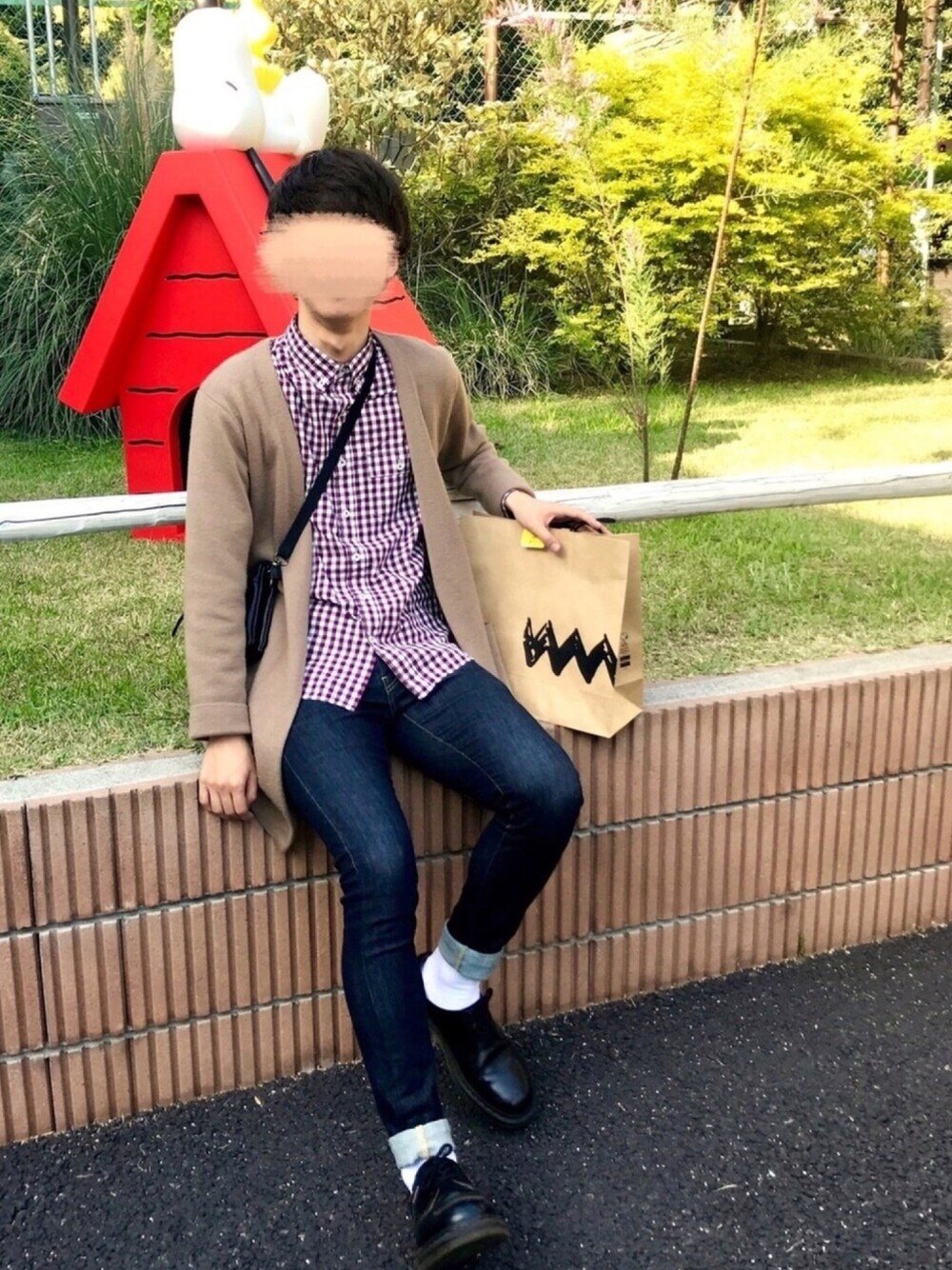 「チャオパニックティピー(CIAOPANIC TYPY)、ギンガムチェック、大学生、シンプル、サコッシュ、LIDnM、スキニーデニム、Dr.Martens、カーディガン、はるコーデ」｜「HAREのロングニットカーディガン(HARE)（カーディガン/ボレロ、ベージュ系）」を使った、hatahiroさん（メンズ・171cm）の春コーディネートの1枚目の写真