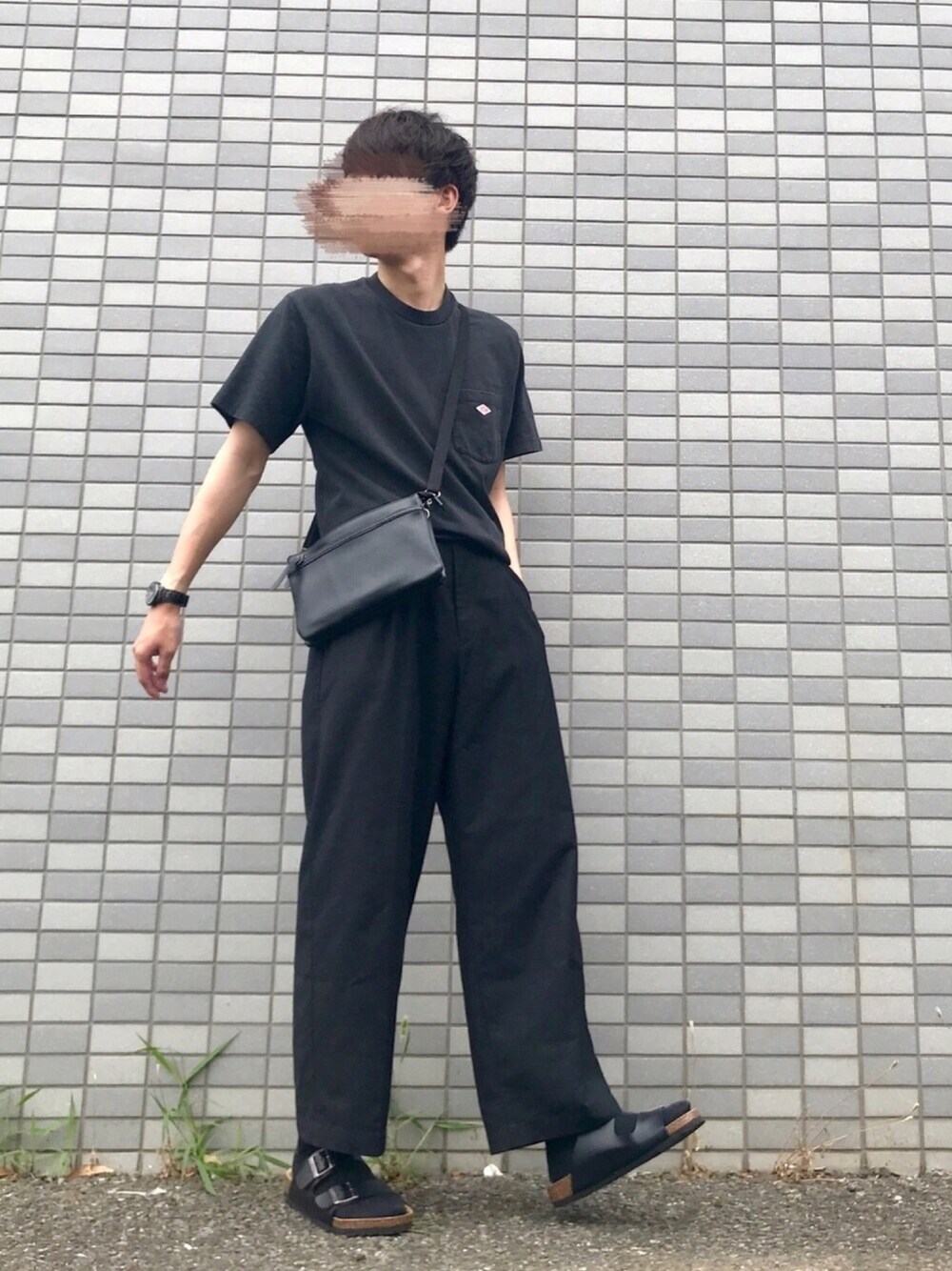 ブラック系のTシャツ/カットソー、ブラック系のショルダーバッグ、ブラック系のその他パンツを着用したメンズの夏コーディネートの1枚目の写真
