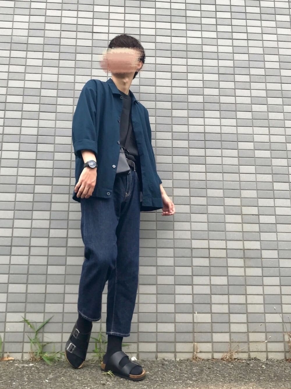 ブルー系のシャツ/ブラウス、ブラック系のTシャツ/カットソー、ブラック系のショルダーバッグを着用したメンズの夏コーディネートの1枚目の写真