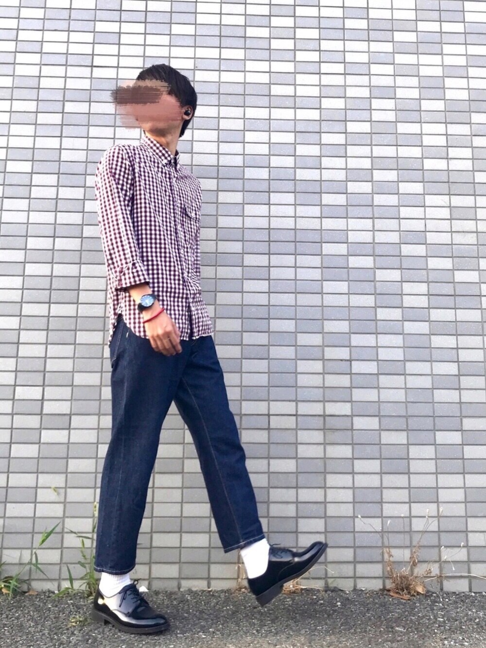 レッド系のシャツ/ブラウス、ブラック系のデニムパンツ、ブラック系のドレスシューズを着用したメンズの夏コーディネートの1枚目の写真