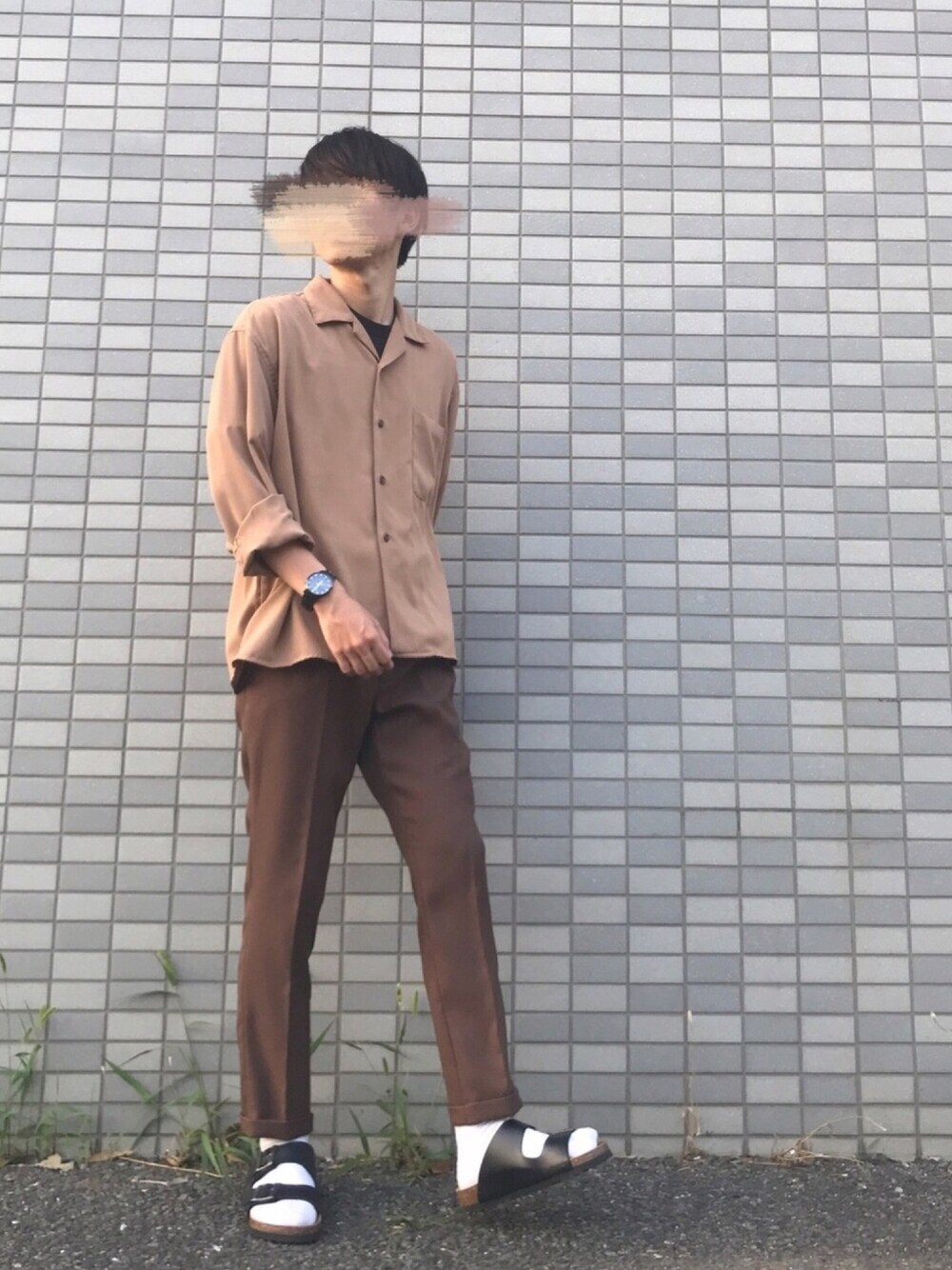 ベージュ系のシャツ/ブラウス、ブラック系のTシャツ/カットソー、ブラウン系のスラックスを着用したメンズの夏コーディネートの1枚目の写真