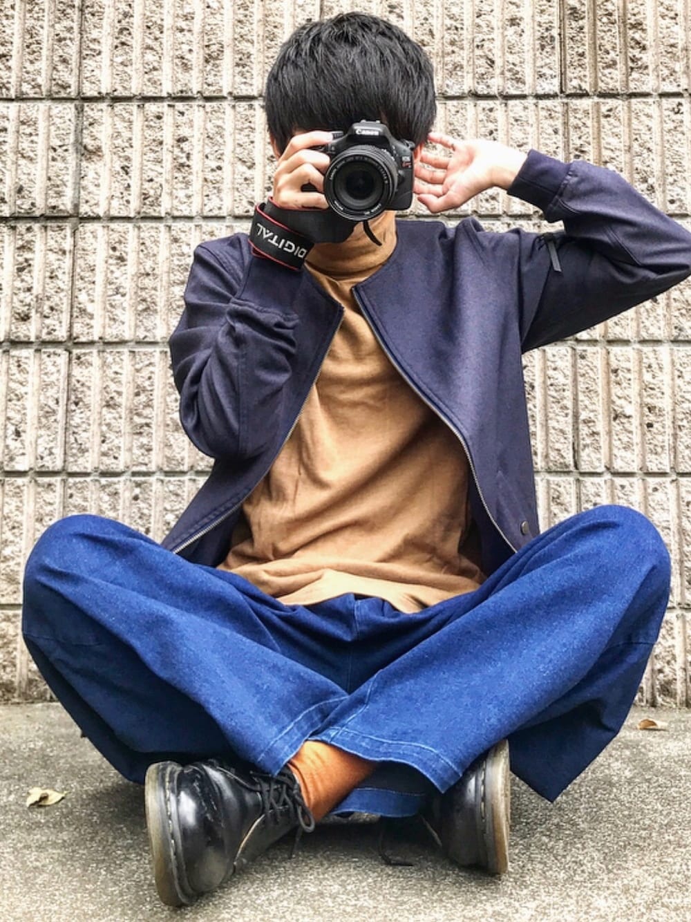 ブルー系のブルゾン、ベージュ系のTシャツ/カットソー、ブラック系のドレスシューズを着用したメンズの秋コーディネートの1枚目の写真