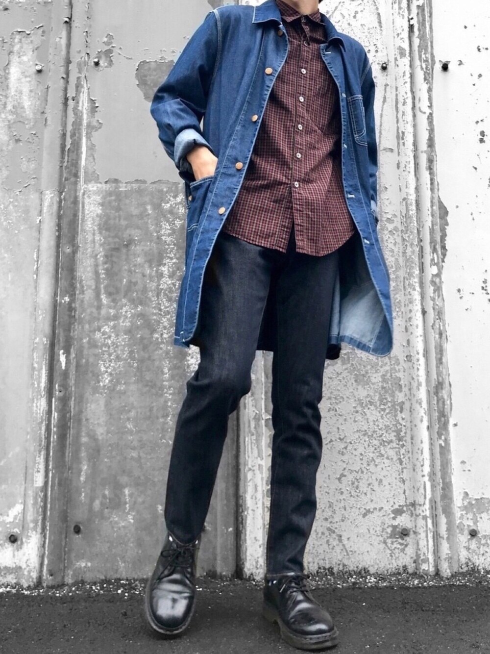 ブルー系のステンカラーコート、ブラウン系のシャツ/ブラウス、ブルー系のデニムパンツを着用したメンズの秋コーディネートの1枚目の写真