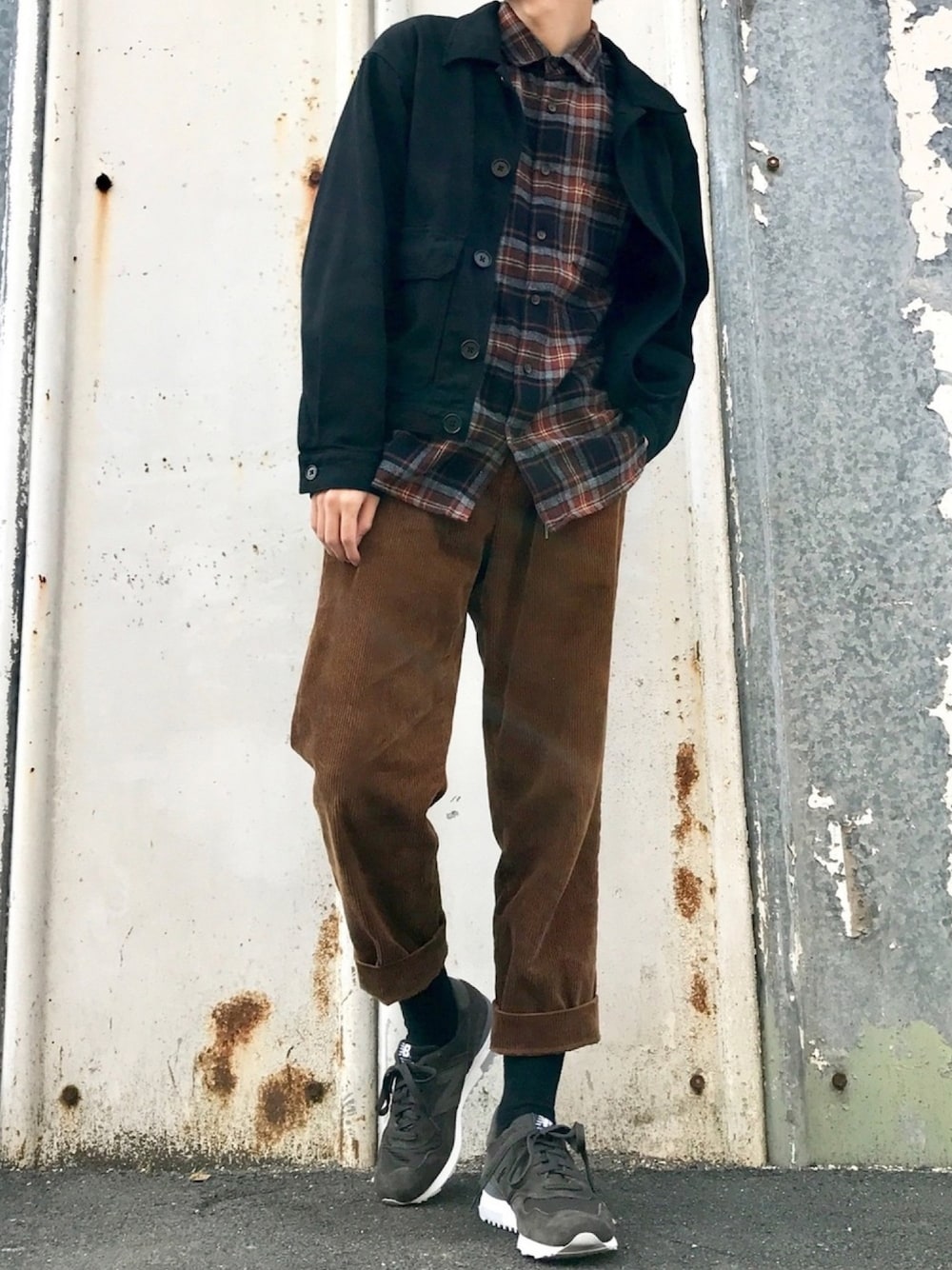 グレー系のシャツ/ブラウス、ブラック系のカバーオール、ブラウン系のその他パンツを着用したメンズの冬コーディネートの1枚目の写真