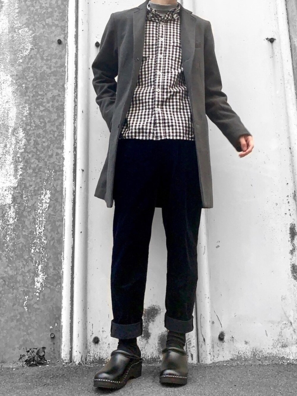 グレー系のチェスターコート、グレー系のTシャツ/カットソー、ブラック系のシャツ/ブラウスを着用したメンズの冬コーディネートの1枚目の写真