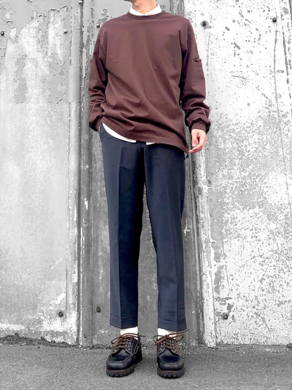 ブラウン系のTシャツ/カットソー、ホワイト系のシャツ/ブラウス、ブルー系のその他パンツを着用したメンズの春コーディネートの1枚目の写真