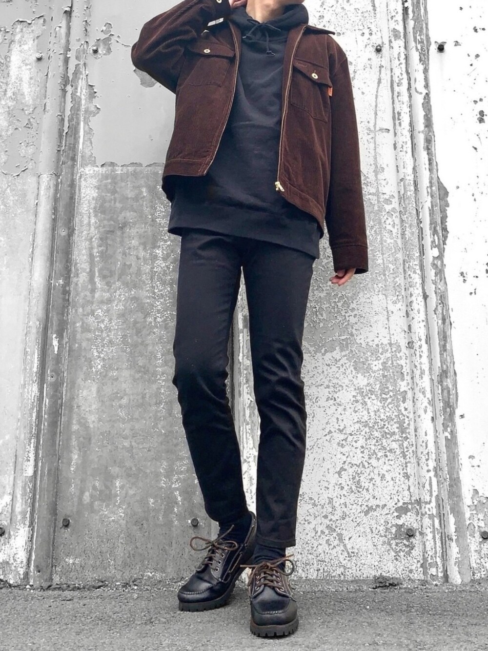 ブラウン系のその他アウター、ブラック系のパーカー、ブラック系のデニムパンツを着用したメンズの春コーディネートの1枚目の写真